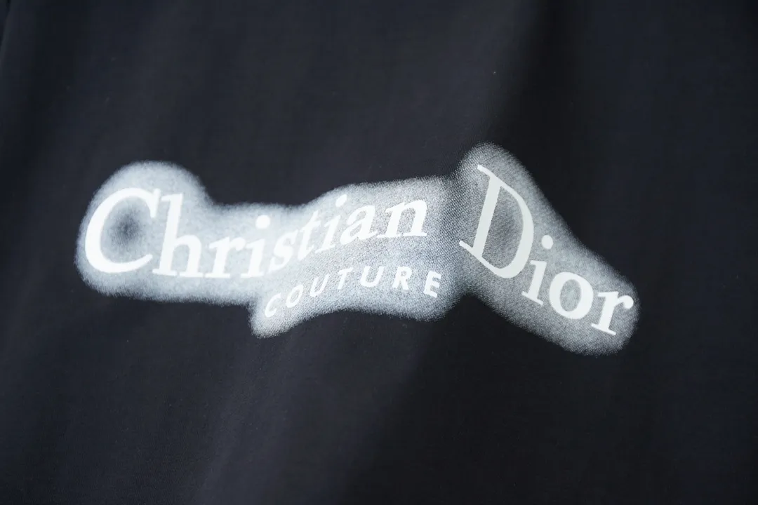 🅿️190 D*or CD 25SS new style in early spring Mother logo luminous printed short sleeves Light luxury essential item for daily commuting for men and women Correct version Welcome to compare Detailed features · 280g 100% pure cotton double yarn jersey fabric · Special thickened 32 pieces of double-strand 1X1 thread in the same vat · Imported environmentally friendly screen 3D luminous effect printing technology · Double needle stitching and cross-stitch technology · Original main mark, washed tag, brand moisture-proof paper packaging Color: black/white Size: S/M/L/XL