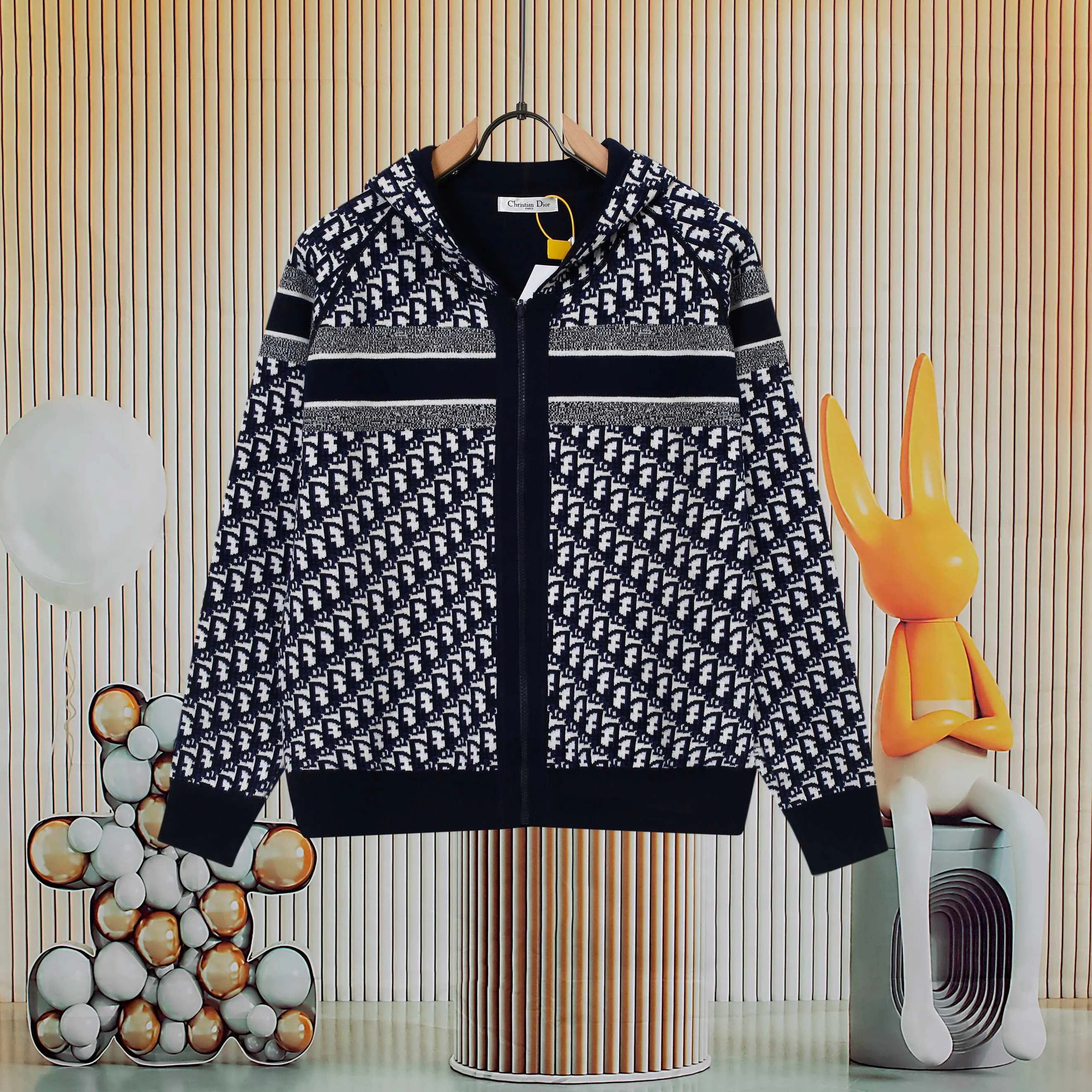 🅿️500 (top version) Dior’s popular double-sided presbyopic all-over logo printed couple’s zipper hooded knitted sweater jacket Classic presbyopic double-sided wool cashmere hooded cardigan Top-grade imported cashmere fabric Made with imported knitting machines Skin-friendly and non-stitching No pilling Very soft to the touch Super comfortable Fashionable and individual Super versatile and good-looking hooded knitted sweater Suitable for both men and women A must-have item Can be compared with market quality Packaging Tag Collar label: washed wheat, three labels complete Color: blue, gray Size: S M L XL Model: D8968
