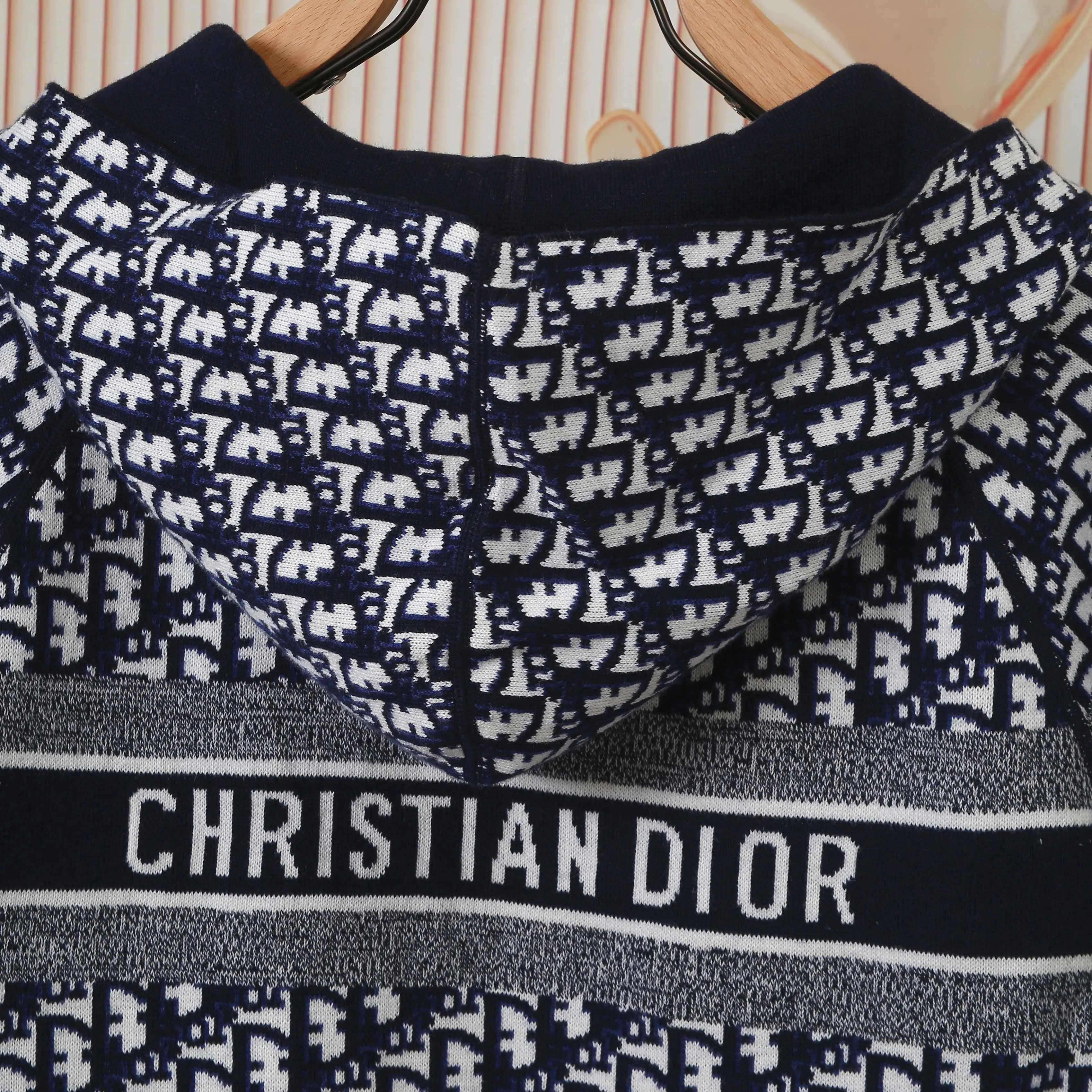 🅿️500 (top version) Dior’s popular double-sided presbyopic all-over logo printed couple’s zipper hooded knitted sweater jacket Classic presbyopic double-sided wool cashmere hooded cardigan Top-grade imported cashmere fabric Made with imported knitting machines Skin-friendly and non-stitching No pilling Very soft to the touch Super comfortable Fashionable and individual Super versatile and good-looking hooded knitted sweater Suitable for both men and women A must-have item Can be compared with market quality Packaging Tag Collar label: washed wheat, three labels complete Color: blue, gray Size: S M L XL Model: D8968