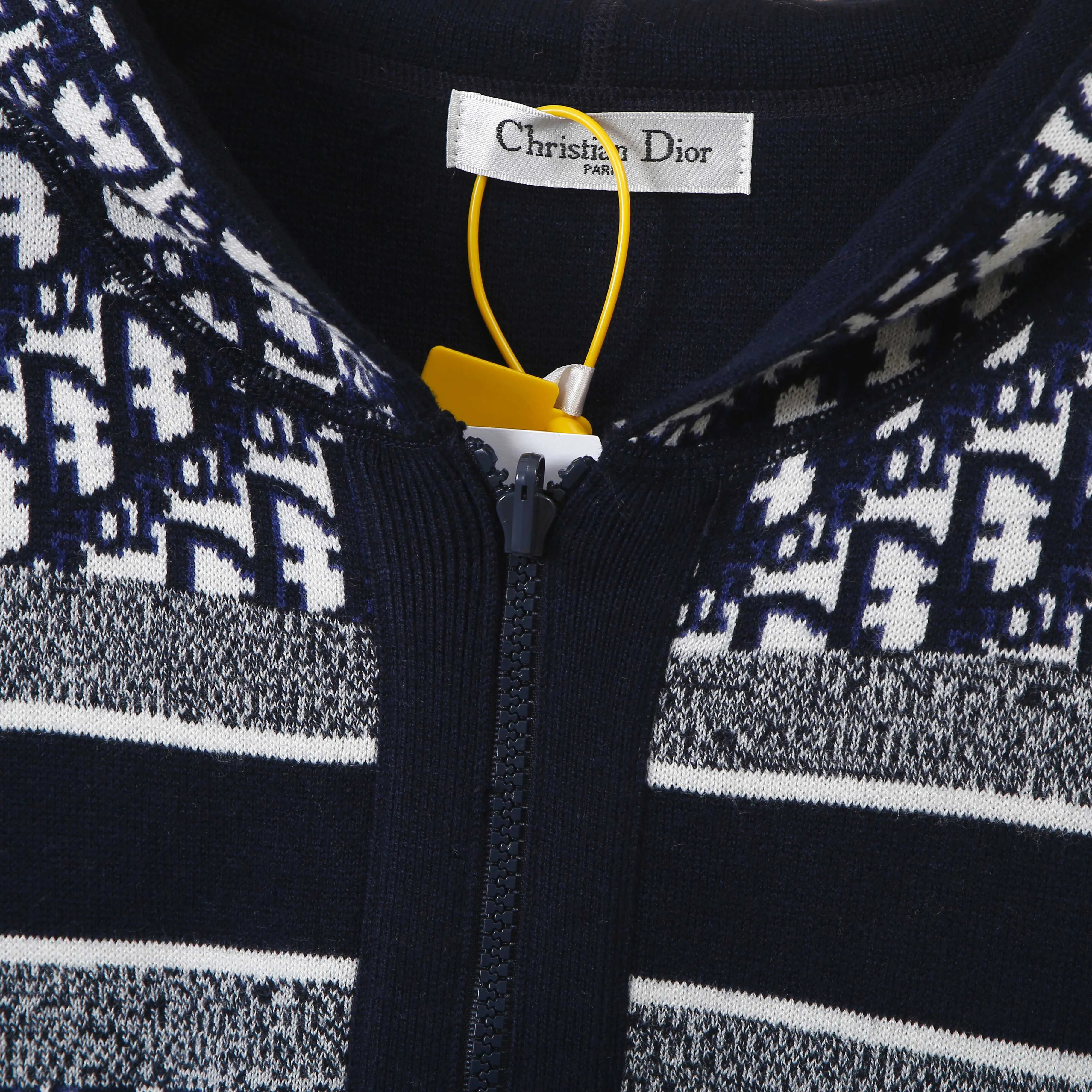 🅿️500 (top version) Dior’s popular double-sided presbyopic all-over logo printed couple’s zipper hooded knitted sweater jacket Classic presbyopic double-sided wool cashmere hooded cardigan Top-grade imported cashmere fabric Made with imported knitting machines Skin-friendly and non-stitching No pilling Very soft to the touch Super comfortable Fashionable and individual Super versatile and good-looking hooded knitted sweater Suitable for both men and women A must-have item Can be compared with market quality Packaging Tag Collar label: washed wheat, three labels complete Color: blue, gray Size: S M L XL Model: D8968