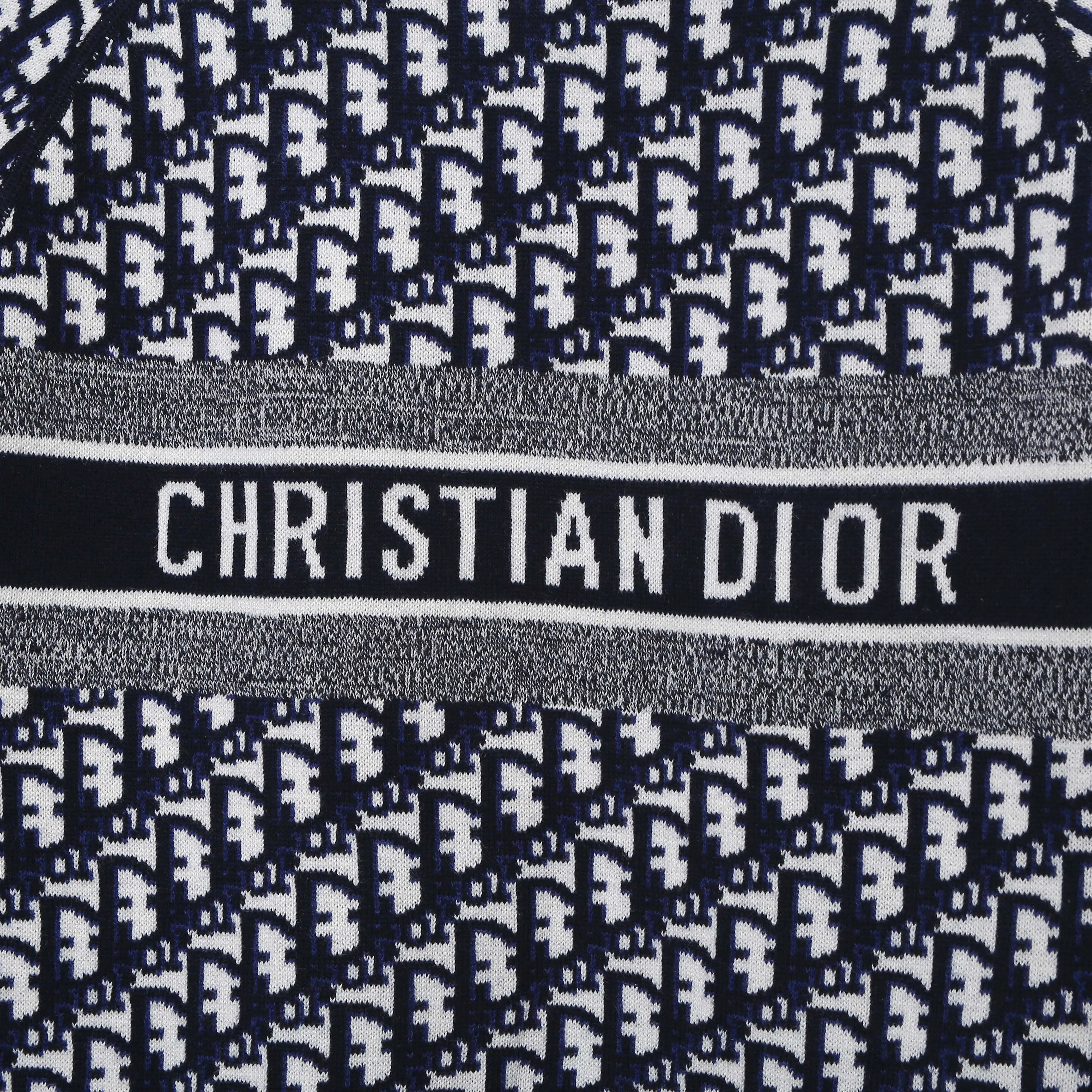 🅿️500 (top version) Dior’s popular double-sided presbyopic all-over logo printed couple’s zipper hooded knitted sweater jacket Classic presbyopic double-sided wool cashmere hooded cardigan Top-grade imported cashmere fabric Made with imported knitting machines Skin-friendly and non-stitching No pilling Very soft to the touch Super comfortable Fashionable and individual Super versatile and good-looking hooded knitted sweater Suitable for both men and women A must-have item Can be compared with market quality Packaging Tag Collar label: washed wheat, three labels complete Color: blue, gray Size: S M L XL Model: D8968