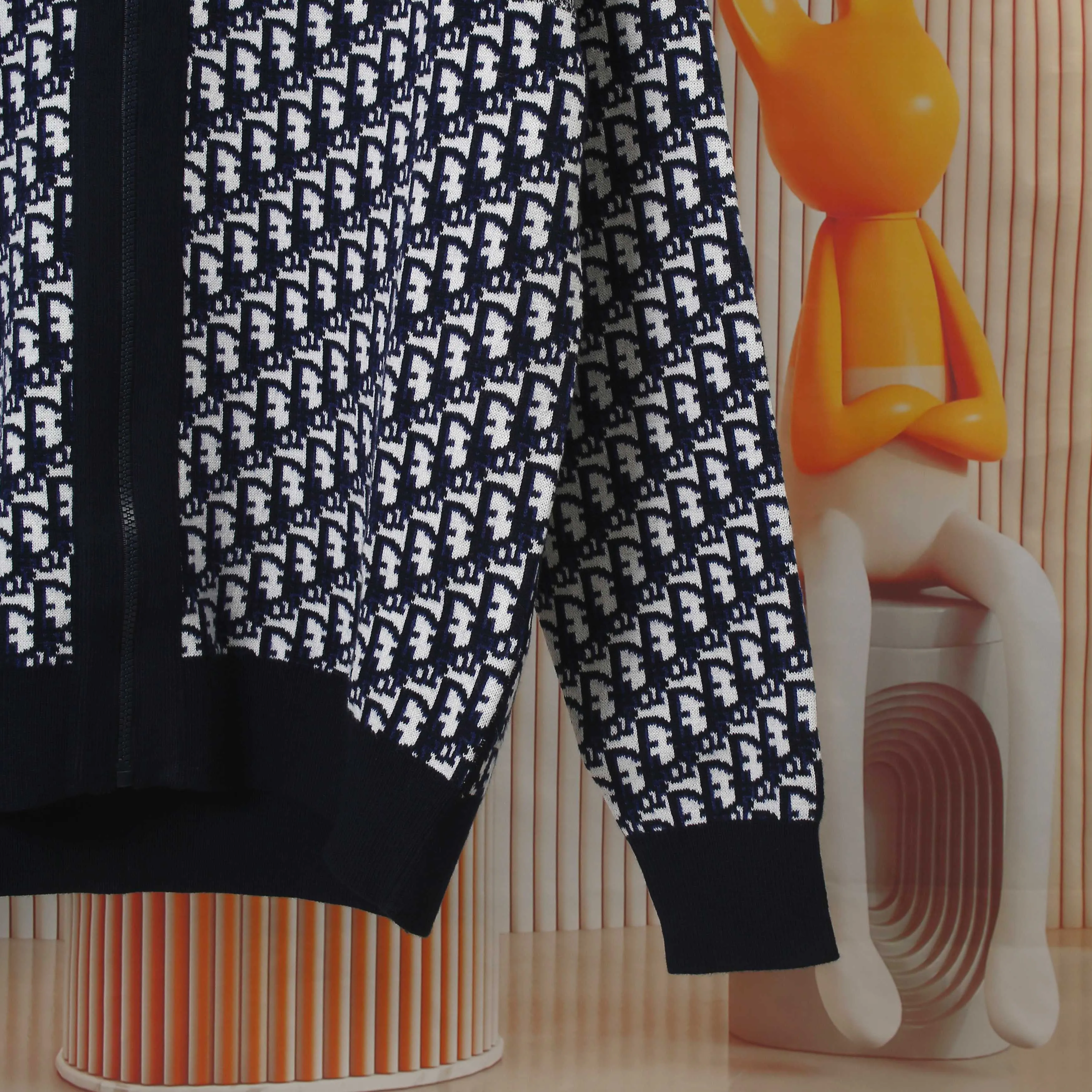 🅿️500 (top version) Dior’s popular double-sided presbyopic all-over logo printed couple’s zipper hooded knitted sweater jacket Classic presbyopic double-sided wool cashmere hooded cardigan Top-grade imported cashmere fabric Made with imported knitting machines Skin-friendly and non-stitching No pilling Very soft to the touch Super comfortable Fashionable and individual Super versatile and good-looking hooded knitted sweater Suitable for both men and women A must-have item Can be compared with market quality Packaging Tag Collar label: washed wheat, three labels complete Color: blue, gray Size: S M L XL Model: D8968