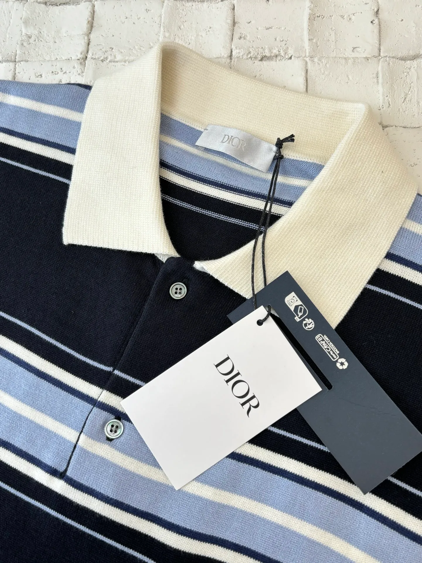🅿️550 Dio*/Dior embroidered lily-of-the-valley lapel striped knitted short-sleeved YB purchase and printing, made of customized imported wool knitted material, the fabric is soft and comfortable, skin-friendly and breathable. The chest pocket is decorated with exquisite lily-of-the-valley flower embroidery, brand logo and slogan, and cuff stripe design. It can be matched with many types of clothing to create a fashionable look. Customized accessories, complete with three labels, same style for men and women!  Size：S/M/L/XL