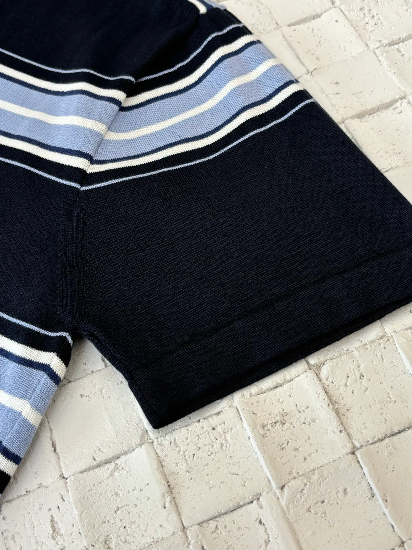 🅿️550 Dio*/Dior embroidered lily-of-the-valley lapel striped knitted short-sleeved YB purchase and printing, made of customized imported wool knitted material, the fabric is soft and comfortable, skin-friendly and breathable. The chest pocket is decorated with exquisite lily-of-the-valley flower embroidery, brand logo and slogan, and cuff stripe design. It can be matched with many types of clothing to create a fashionable look. Customized accessories, complete with three labels, same style for men and women!  Size：S/M/L/XL