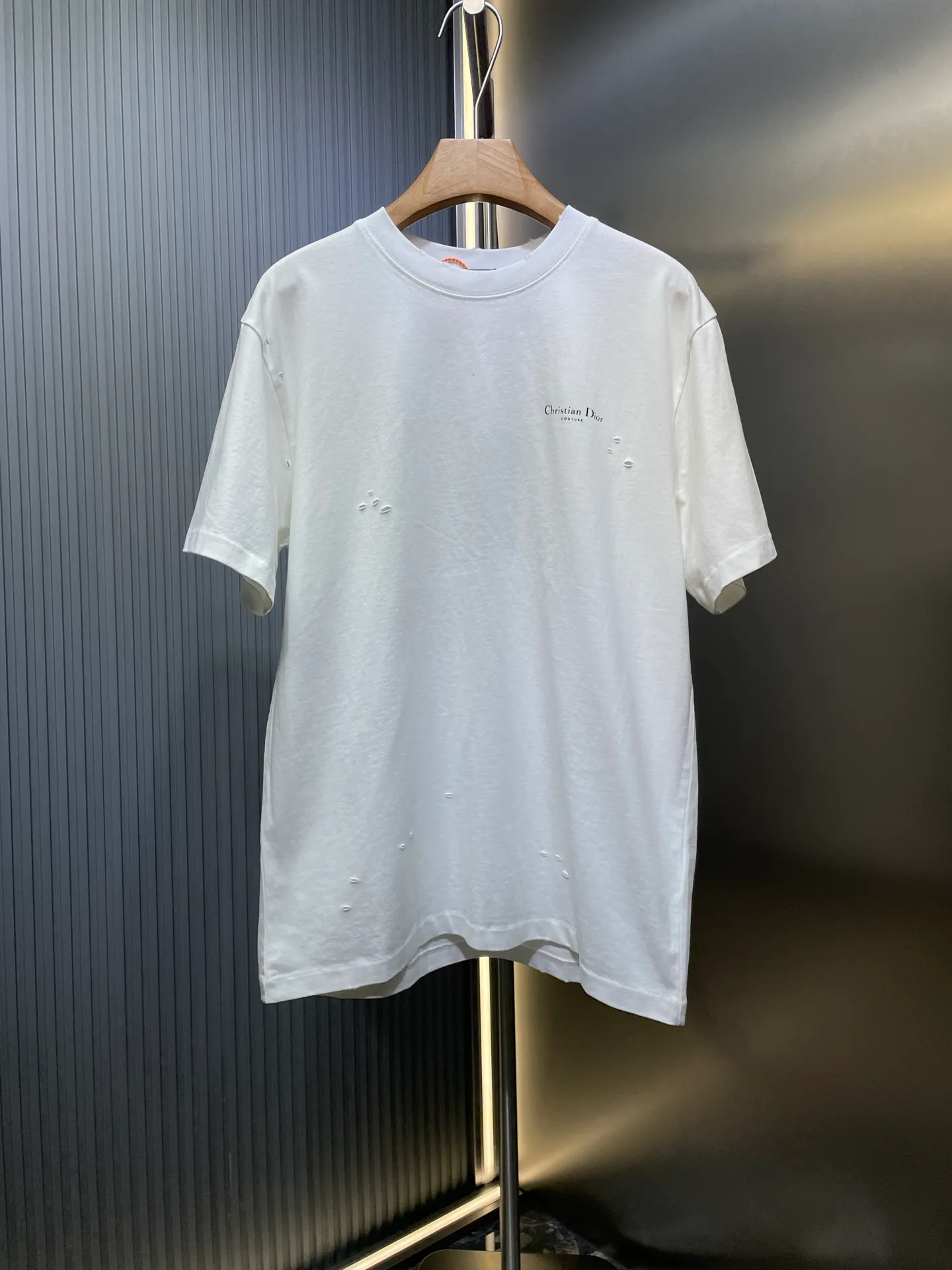 🅿️300 DIOR 🌟【Top Original Order】Lily of the Valley Printed Short Sleeves Process description: Made of 270g washed cotton, 36-count double yarns, the fabric is comfortable and soft, skin-friendly and breathable, with a tight and thick feel, four-thread dense edges, double-thread collar edge, double-needle chain bottom hemming and thread wrapping, the chest is decorated with brand letter logo printing, and the back is decorated with Lily of the Valley letter printing, fine workmanship, the overall line is straight and delicate, the fabric is comfortable and soft, and the color is consistent without color difference. It can be matched with the same style to create a fashionable look, and can be used in various occasions. Customized accessories, complete with three standards, same style for men and women! ⚠️Color: White ⚠️Size: XSSML