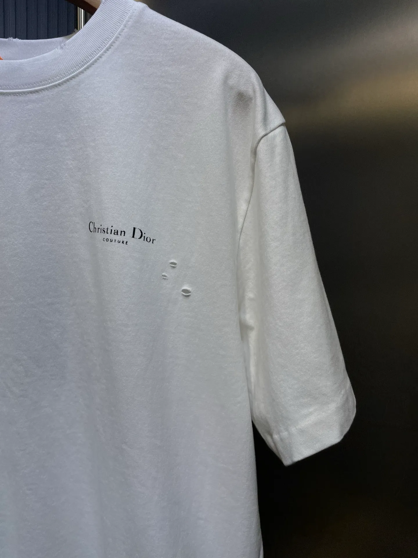 🅿️300 DIOR 🌟【Top Original Order】Lily of the Valley Printed Short Sleeves Process description: Made of 270g washed cotton, 36-count double yarns, the fabric is comfortable and soft, skin-friendly and breathable, with a tight and thick feel, four-thread dense edges, double-thread collar edge, double-needle chain bottom hemming and thread wrapping, the chest is decorated with brand letter logo printing, and the back is decorated with Lily of the Valley letter printing, fine workmanship, the overall line is straight and delicate, the fabric is comfortable and soft, and the color is consistent without color difference. It can be matched with the same style to create a fashionable look, and can be used in various occasions. Customized accessories, complete with three standards, same style for men and women! ⚠️Color: White ⚠️Size: XSSML