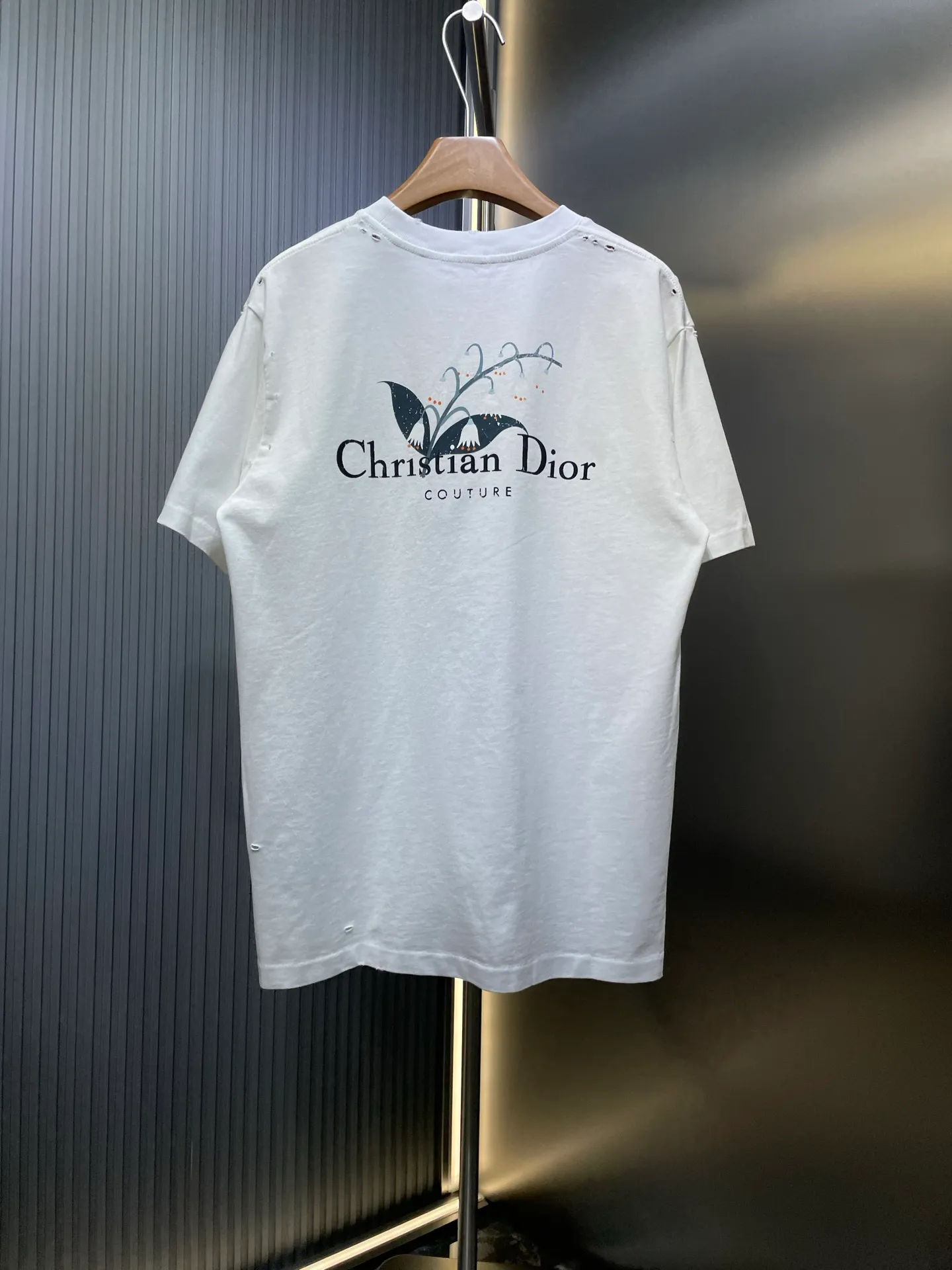🅿️300 DIOR 🌟【Top Original Order】Lily of the Valley Printed Short Sleeves Process description: Made of 270g washed cotton, 36-count double yarns, the fabric is comfortable and soft, skin-friendly and breathable, with a tight and thick feel, four-thread dense edges, double-thread collar edge, double-needle chain bottom hemming and thread wrapping, the chest is decorated with brand letter logo printing, and the back is decorated with Lily of the Valley letter printing, fine workmanship, the overall line is straight and delicate, the fabric is comfortable and soft, and the color is consistent without color difference. It can be matched with the same style to create a fashionable look, and can be used in various occasions. Customized accessories, complete with three standards, same style for men and women! ⚠️Color: White ⚠️Size: XSSML