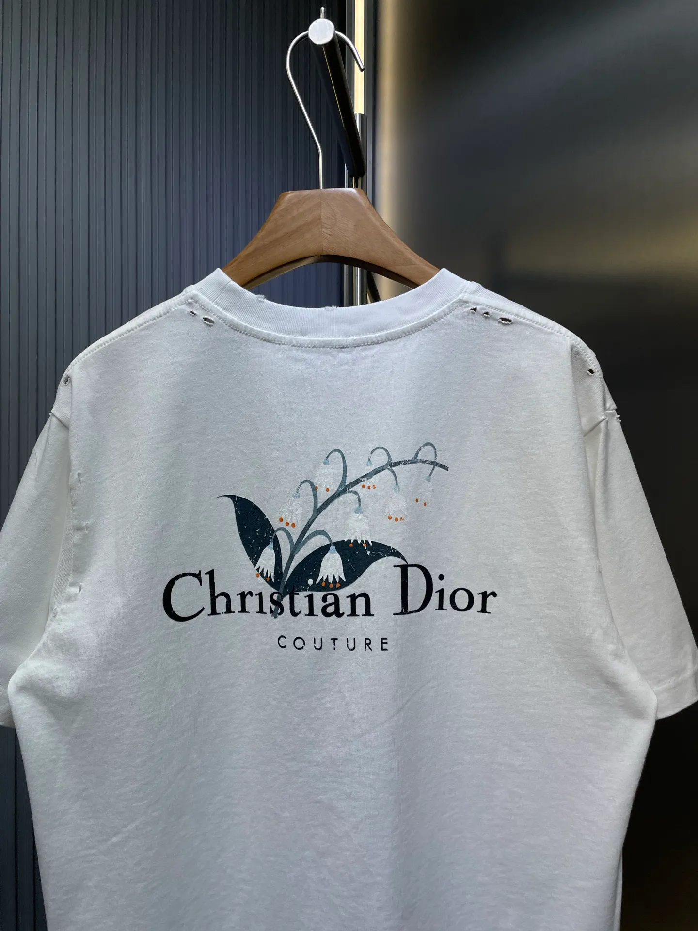🅿️300 DIOR 🌟【Top Original Order】Lily of the Valley Printed Short Sleeves Process description: Made of 270g washed cotton, 36-count double yarns, the fabric is comfortable and soft, skin-friendly and breathable, with a tight and thick feel, four-thread dense edges, double-thread collar edge, double-needle chain bottom hemming and thread wrapping, the chest is decorated with brand letter logo printing, and the back is decorated with Lily of the Valley letter printing, fine workmanship, the overall line is straight and delicate, the fabric is comfortable and soft, and the color is consistent without color difference. It can be matched with the same style to create a fashionable look, and can be used in various occasions. Customized accessories, complete with three standards, same style for men and women! ⚠️Color: White ⚠️Size: XSSML