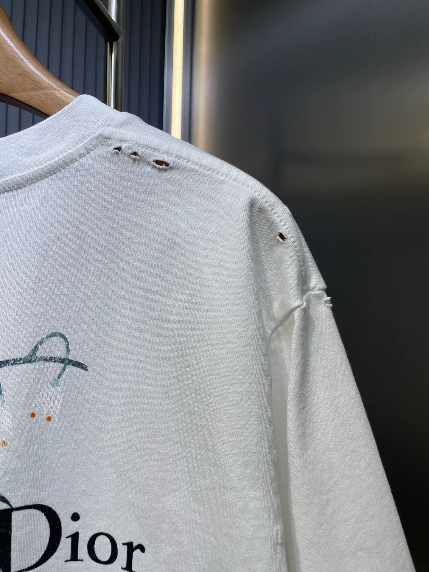 🅿️300 DIOR 🌟【Top Original Order】Lily of the Valley Printed Short Sleeves Process description: Made of 270g washed cotton, 36-count double yarns, the fabric is comfortable and soft, skin-friendly and breathable, with a tight and thick feel, four-thread dense edges, double-thread collar edge, double-needle chain bottom hemming and thread wrapping, the chest is decorated with brand letter logo printing, and the back is decorated with Lily of the Valley letter printing, fine workmanship, the overall line is straight and delicate, the fabric is comfortable and soft, and the color is consistent without color difference. It can be matched with the same style to create a fashionable look, and can be used in various occasions. Customized accessories, complete with three standards, same style for men and women! ⚠️Color: White ⚠️Size: XSSML