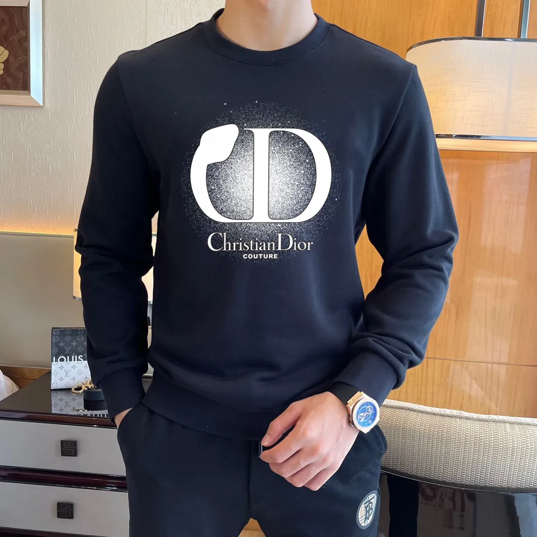 🅿️220 brand [DIOR Dior] (good news for fat people) 2025ss autumn latest long-sleeved round-neck sweatshirt, on sale simultaneously on the official website. Refreshing and breathable. Made of top Tencel Roman. Comfortable and soft. 3D three-dimensional clarity. Super fashion sense. Great for gifting and keeping for yourself. Size: M-5XL (can wear up to 220 pounds)