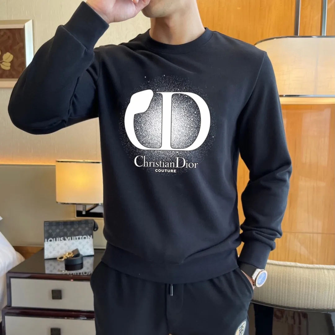 🅿️220 brand [DIOR Dior] (good news for fat people) 2025ss autumn latest long-sleeved round-neck sweatshirt, on sale simultaneously on the official website. Refreshing and breathable. Made of top Tencel Roman. Comfortable and soft. 3D three-dimensional clarity. Super fashion sense. Great for gifting and keeping for yourself. Size: M-5XL (can wear up to 220 pounds)