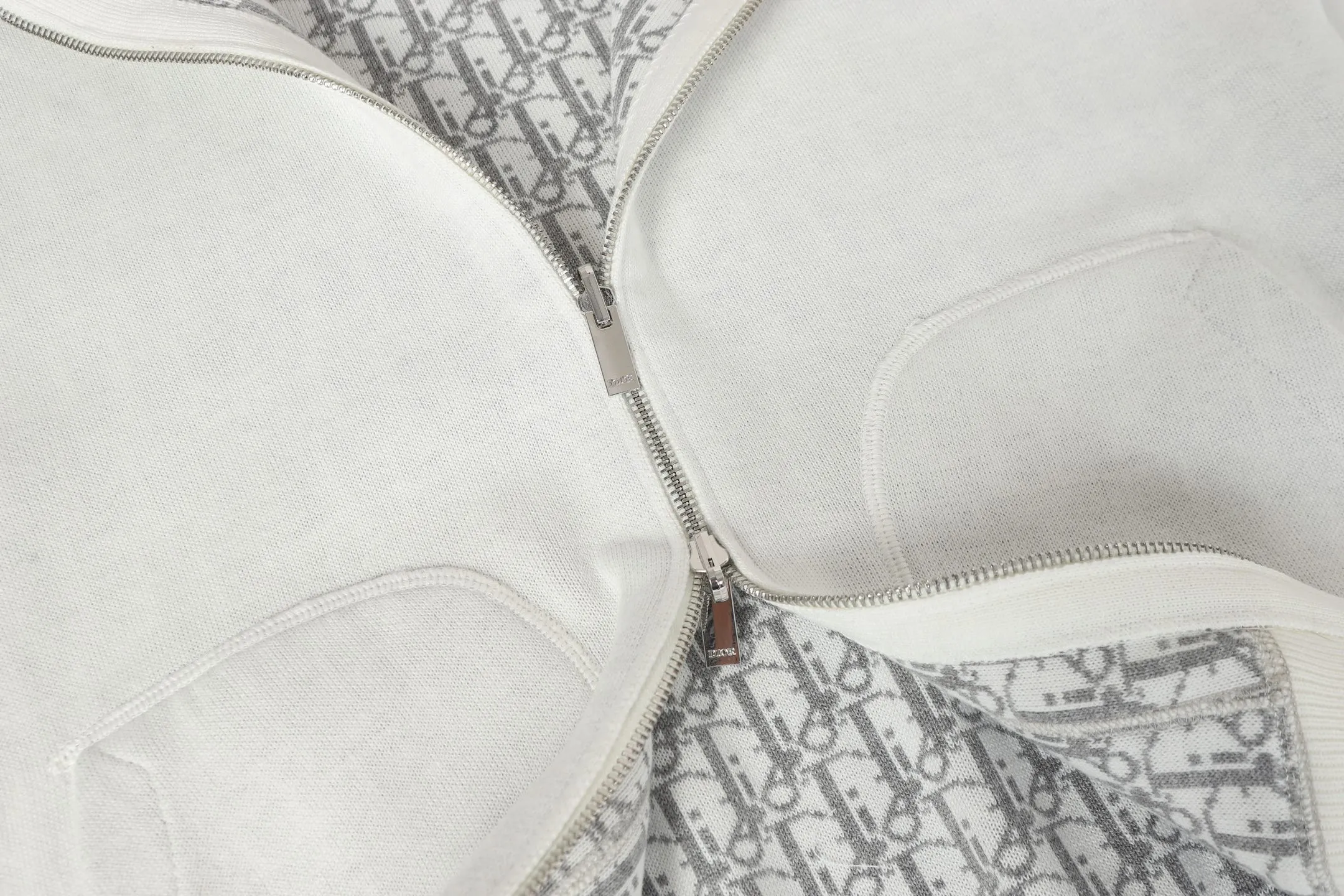 🅿️630 DIOR/Dior double-sided jacquard cashmere knitted hood. The original version was purchased for 22,337 and developed. The fabric is made of cashmere blended knitted fabric, which is soft and comfortable. It features a zip closure at the front and subtle ribbed trimming at the cuffs and hem. Reversible, the unlined cut ensures a lightweight fit and the slim fit creates an elegant silhouette. The entire piece has exquisite craftsmanship, double-sided knitting technology enables reversible wear, and ribbed edges enhance the three-dimensional effect. Dry cleaning and maintenance are recommended to maintain the delicate texture of cashmere fabrics. This piece is both casual and fashionable, and can be easily matched with all kinds of clothing, showing the brand's exquisite craftsmanship and classic aesthetics. Color: White Size: S M L