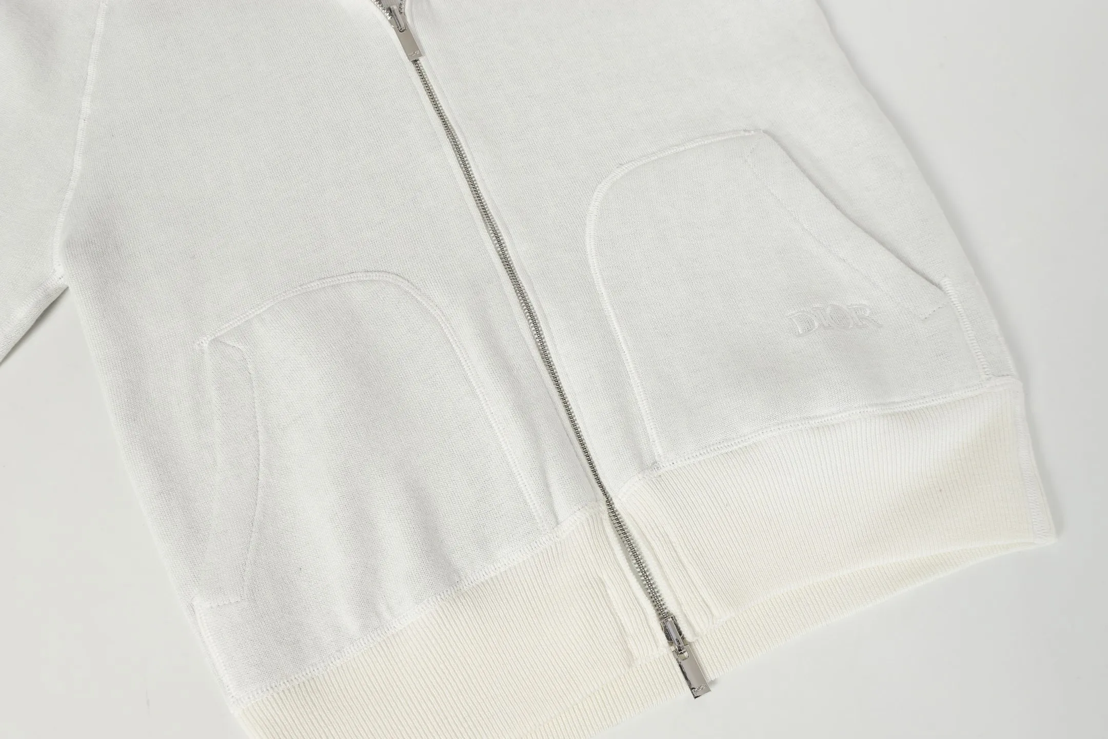 🅿️630 DIOR/Dior double-sided jacquard cashmere knitted hood. The original version was purchased for 22,337 and developed. The fabric is made of cashmere blended knitted fabric, which is soft and comfortable. It features a zip closure at the front and subtle ribbed trimming at the cuffs and hem. Reversible, the unlined cut ensures a lightweight fit and the slim fit creates an elegant silhouette. The entire piece has exquisite craftsmanship, double-sided knitting technology enables reversible wear, and ribbed edges enhance the three-dimensional effect. Dry cleaning and maintenance are recommended to maintain the delicate texture of cashmere fabrics. This piece is both casual and fashionable, and can be easily matched with all kinds of clothing, showing the brand's exquisite craftsmanship and classic aesthetics. Color: White Size: S M L