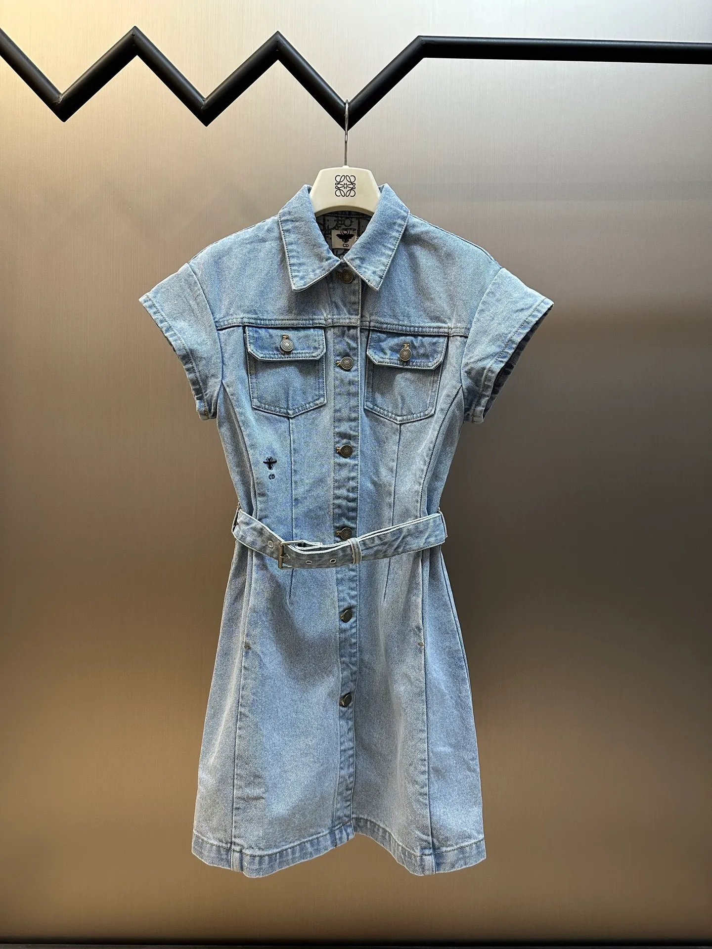 🅿️680 Diorviera short shirt dress, light blue stonewashed cotton denim, Oblique print, internal belt. Part of the exclusive Dioriviera collection, this short shirt dress is a classic piece reinterpreted by Maria Grazia Chiuri. Crafted from light blue stonewashed cotton denim in a short, regular fit with two buttoned flap pockets at the chest. Featuring a tonal belt and front button closure, the interior is finished with a tonal Oblique print. Designed with cap sleeves, it can be paired with other Dioriviera pieces to create a stylish and elegant matching look.  size：s m l