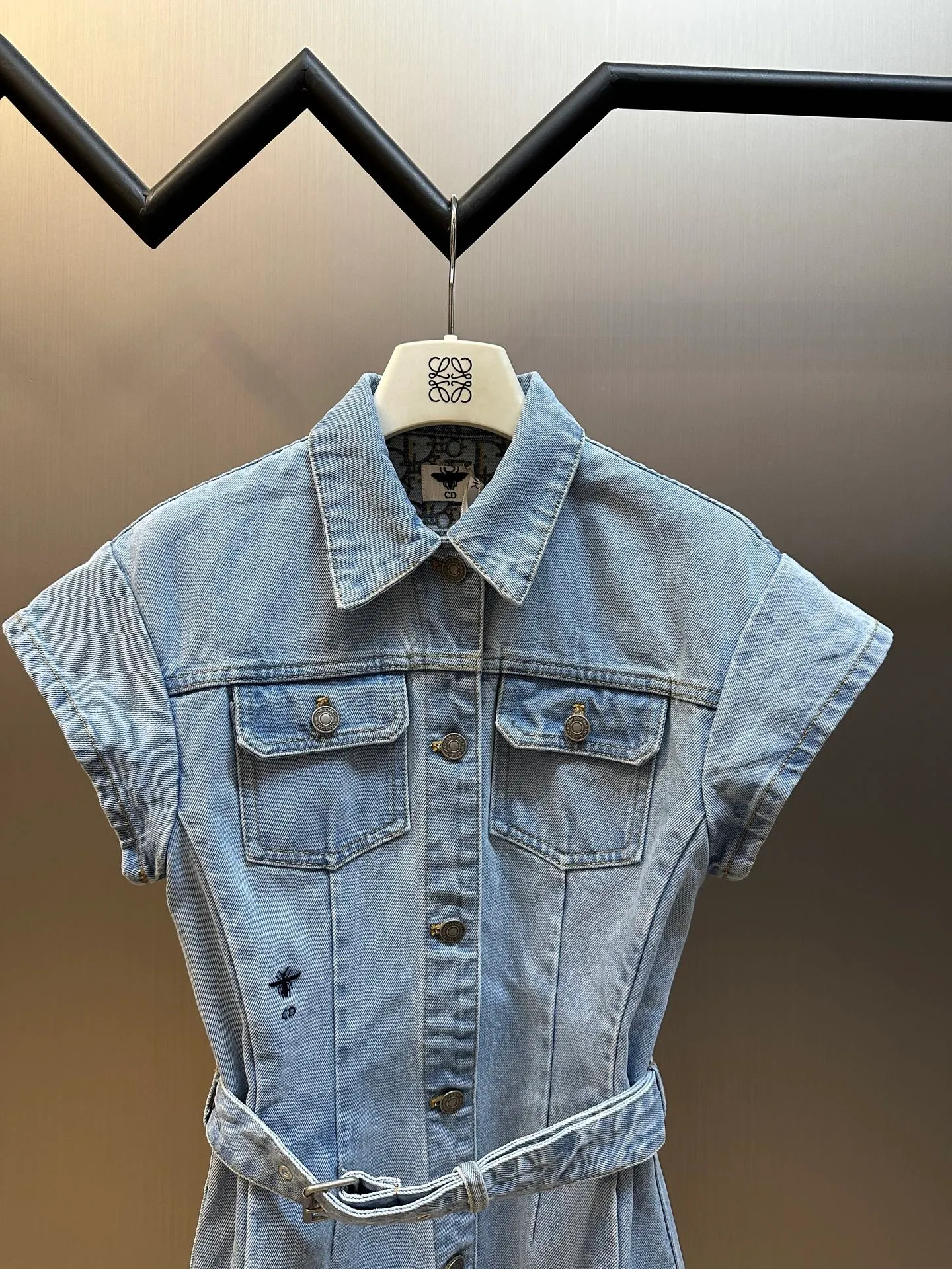 🅿️680 Diorviera short shirt dress, light blue stonewashed cotton denim, Oblique print, internal belt. Part of the exclusive Dioriviera collection, this short shirt dress is a classic piece reinterpreted by Maria Grazia Chiuri. Crafted from light blue stonewashed cotton denim in a short, regular fit with two buttoned flap pockets at the chest. Featuring a tonal belt and front button closure, the interior is finished with a tonal Oblique print. Designed with cap sleeves, it can be paired with other Dioriviera pieces to create a stylish and elegant matching look.  size：s m l