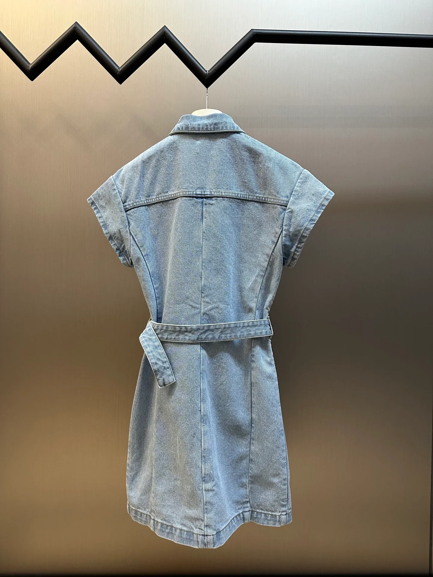 🅿️680 Diorviera short shirt dress, light blue stonewashed cotton denim, Oblique print, internal belt. Part of the exclusive Dioriviera collection, this short shirt dress is a classic piece reinterpreted by Maria Grazia Chiuri. Crafted from light blue stonewashed cotton denim in a short, regular fit with two buttoned flap pockets at the chest. Featuring a tonal belt and front button closure, the interior is finished with a tonal Oblique print. Designed with cap sleeves, it can be paired with other Dioriviera pieces to create a stylish and elegant matching look.  size：s m l