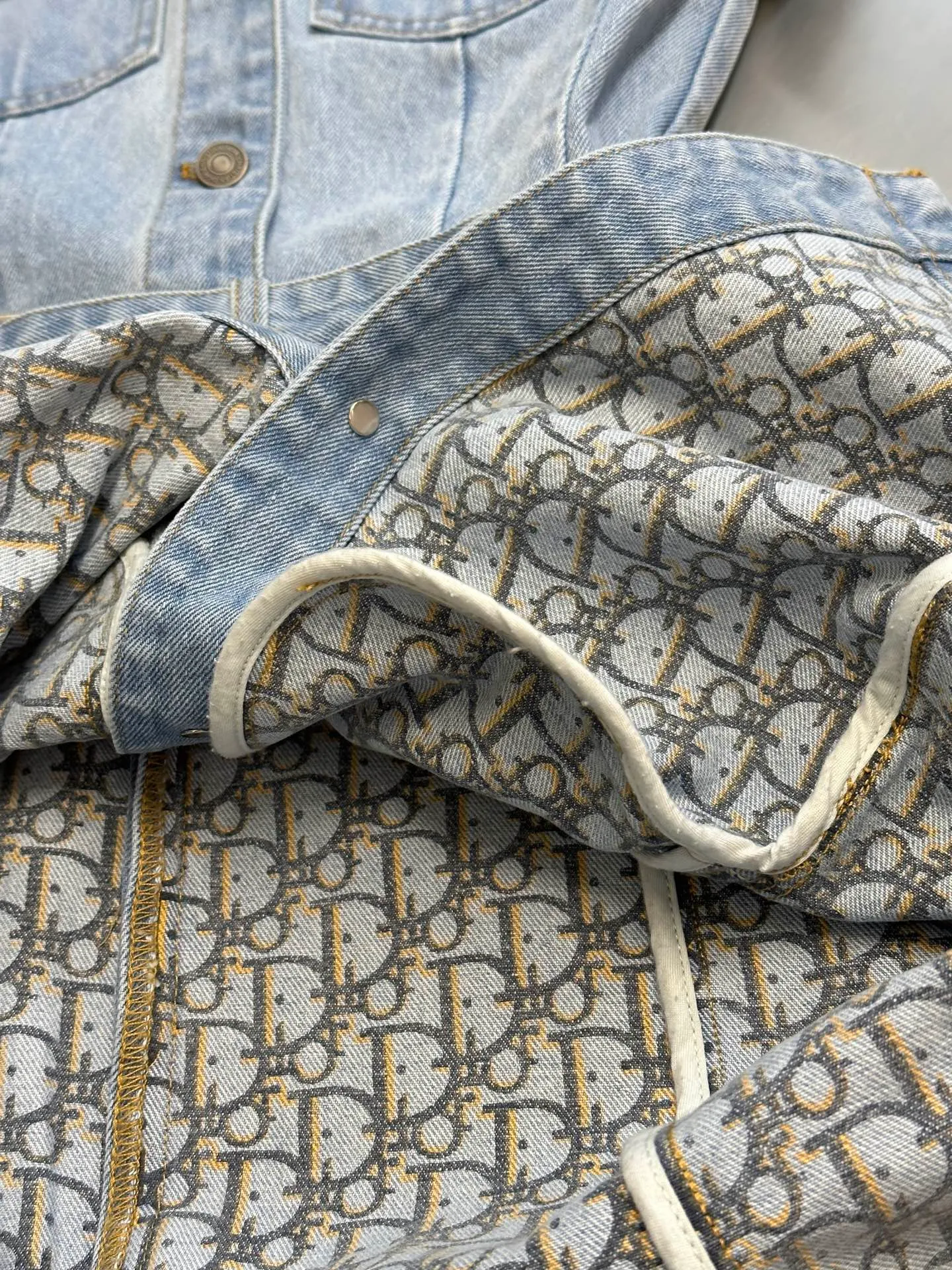 🅿️680 Diorviera short shirt dress, light blue stonewashed cotton denim, Oblique print, internal belt. Part of the exclusive Dioriviera collection, this short shirt dress is a classic piece reinterpreted by Maria Grazia Chiuri. Crafted from light blue stonewashed cotton denim in a short, regular fit with two buttoned flap pockets at the chest. Featuring a tonal belt and front button closure, the interior is finished with a tonal Oblique print. Designed with cap sleeves, it can be paired with other Dioriviera pieces to create a stylish and elegant matching look.  size：s m l