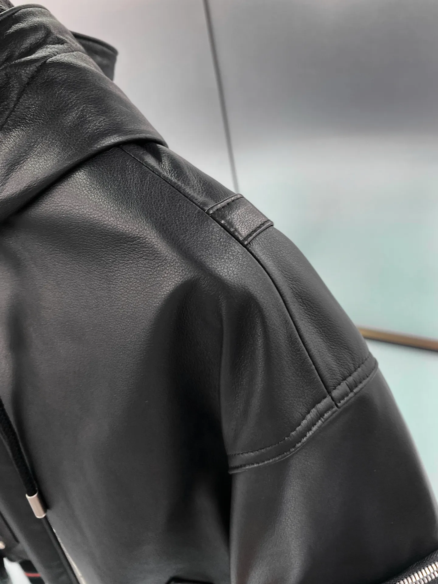 🅿️3000 ready for sale! Top version! Dior highly recommends, 24 autumn and winter new products, Dio* has always been synonymous with magnificence and elegance, and has always been at the top of the fashion palace. This star leather jacket is made of selected imported high-quality sheepskin. The leather feels delicate, soft, thick, and has fine texture. High-end light luxury leather, leather jackets, natural and expensive, with an innate sense of luxury ~ It has been a symbol of aristocratic status since ancient times. Size: 48-56 Style number: 2018024