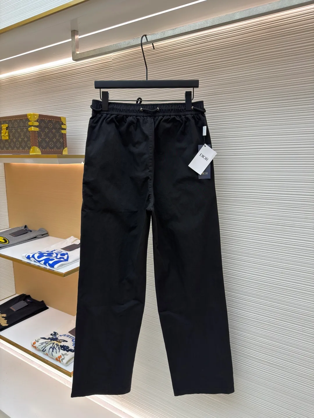 Dior Mountain embroidered casual trousers ●Original version: Purchased and developed for 11500 ●Item number: 1682043-A75 ●Material: Ink shadow cotton twill brocade fabric ●Technology: embroidery production ●Color: black ●Version: Fitted version ●Weight: about 485 grams ●Size: 44-46-48-50 ●Description: Customized ink shadow cotton twill brocade fabric, light and elegant, comfortable and close to the skin, classic pure black Outline the calm style of modern men, the ultimate sense of purity. The Dior Mountain embroidery on the side enhances the style. It shows the alpine spirit and is inspired by the classic logo of Dior's haute couture style. The zipper side pocket is used as a pen to outline the exquisite edge of minimalism. The tough mechanical sense and the soft charm achieve a delicate balance between square inches. The low-key reveals the luxurious style. The king of all-match. Full charm, using imported machine embroidery technology. Use advanced computer control system and precision mechanical components to realize Dior. Mountain embroidery work has high precision. The lines are smooth and delicate. The fabrics have been washed and have a better hand feel. It is not easy to deform, shrink or fade. It maintains long-term beauty. The overall wiring is straight and delicate, the fabric is comfortable and soft, and the color is consistent without color difference. It can be matched with the same style to create a fashionable look and control various occasions. Customized accessories, complete with three standards, same style for men and women!