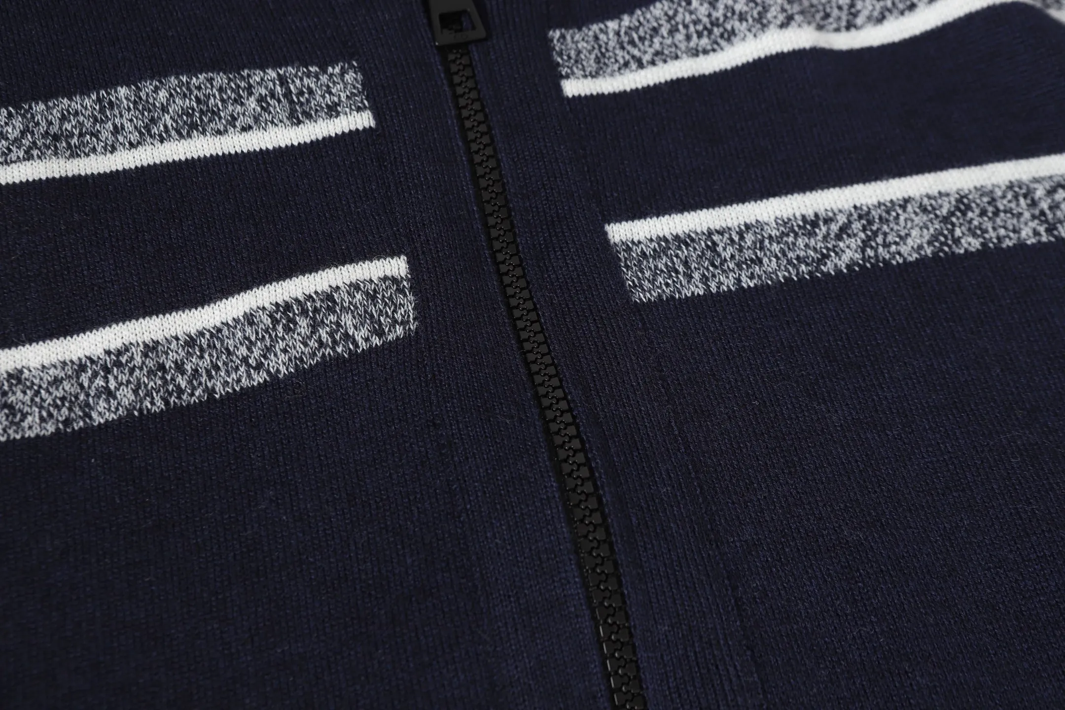🅿️540 DIOR/Dior double-sided jacquard cashmere knitted hood (navy blue). The original version was purchased for 22,337 and developed. The fabric is made of cashmere blended knitted fabric, which is soft and comfortable. It features a zip closure at the front and subtle ribbed trimming at the cuffs and hem. The reversible design features a solid blue hue on one side and the brand's signature Oblique pattern on the other, with Cistian strap detailing on the back. The unlined cut ensures a light and effortless fit, while the slim fit creates an elegant silhouette. The entire piece has exquisite craftsmanship, double-sided knitting technology enables reversible wear, and ribbed edges enhance the three-dimensional effect. Dry cleaning and maintenance are recommended to maintain the delicate texture of cashmere fabrics. This piece is both casual and fashionable, and can be easily matched with all kinds of clothing, showing the brand's exquisite craftsmanship and classic aesthetics. Color: Navy Gray Light Gray Size: S M L