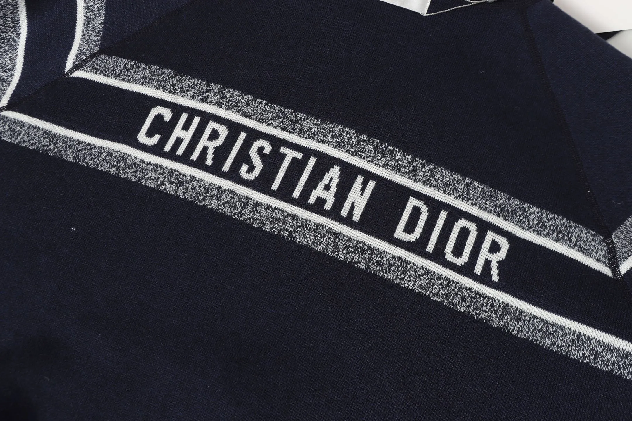 🅿️540 DIOR/Dior double-sided jacquard cashmere knitted hood (navy blue). The original version was purchased for 22,337 and developed. The fabric is made of cashmere blended knitted fabric, which is soft and comfortable. It features a zip closure at the front and subtle ribbed trimming at the cuffs and hem. The reversible design features a solid blue hue on one side and the brand's signature Oblique pattern on the other, with Cistian strap detailing on the back. The unlined cut ensures a light and effortless fit, while the slim fit creates an elegant silhouette. The entire piece has exquisite craftsmanship, double-sided knitting technology enables reversible wear, and ribbed edges enhance the three-dimensional effect. Dry cleaning and maintenance are recommended to maintain the delicate texture of cashmere fabrics. This piece is both casual and fashionable, and can be easily matched with all kinds of clothing, showing the brand's exquisite craftsmanship and classic aesthetics. Color: Navy Gray Light Gray Size: S M L