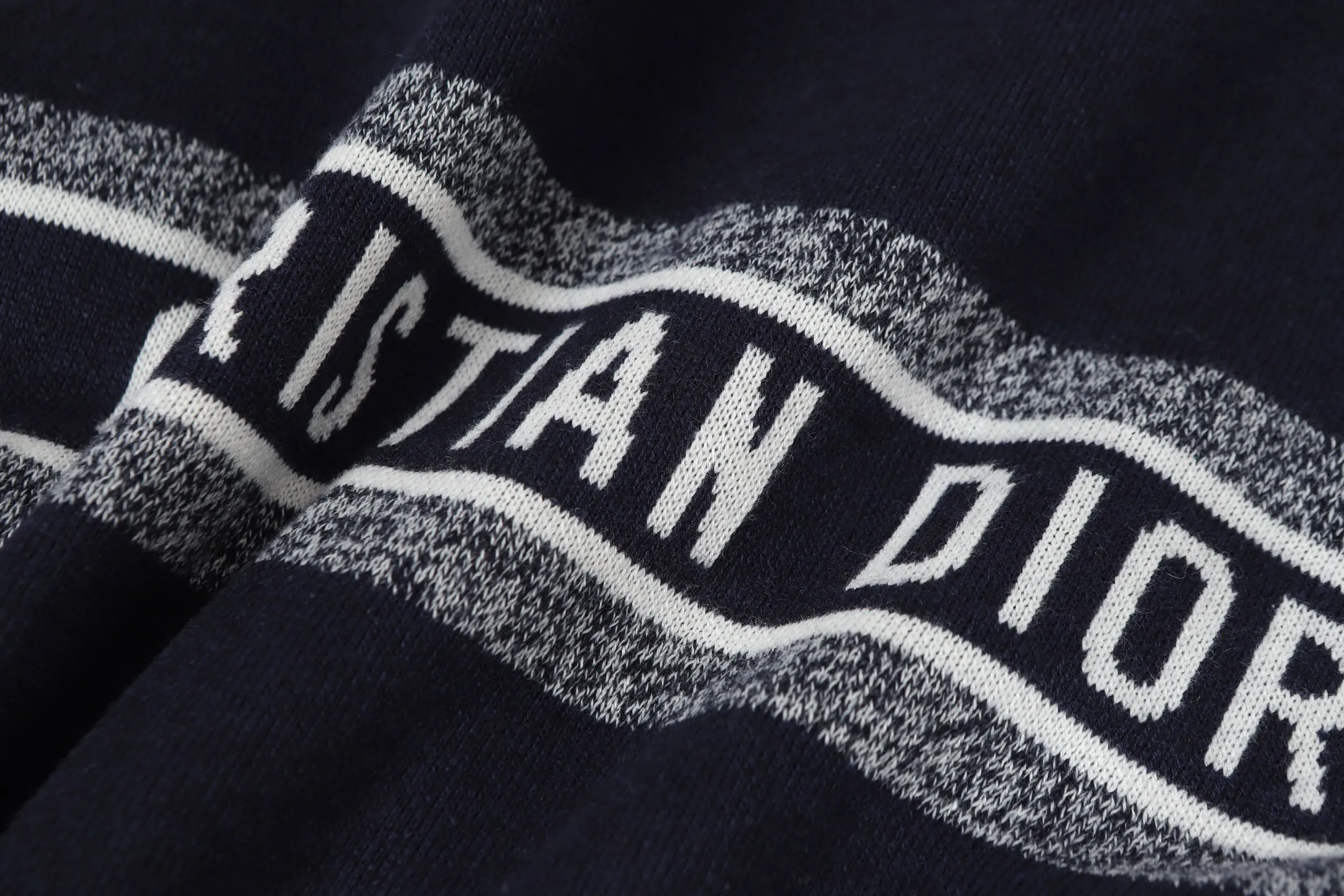 🅿️540 DIOR/Dior double-sided jacquard cashmere knitted hood (navy blue). The original version was purchased for 22,337 and developed. The fabric is made of cashmere blended knitted fabric, which is soft and comfortable. It features a zip closure at the front and subtle ribbed trimming at the cuffs and hem. The reversible design features a solid blue hue on one side and the brand's signature Oblique pattern on the other, with Cistian strap detailing on the back. The unlined cut ensures a light and effortless fit, while the slim fit creates an elegant silhouette. The entire piece has exquisite craftsmanship, double-sided knitting technology enables reversible wear, and ribbed edges enhance the three-dimensional effect. Dry cleaning and maintenance are recommended to maintain the delicate texture of cashmere fabrics. This piece is both casual and fashionable, and can be easily matched with all kinds of clothing, showing the brand's exquisite craftsmanship and classic aesthetics. Color: Navy Gray Light Gray Size: S M L