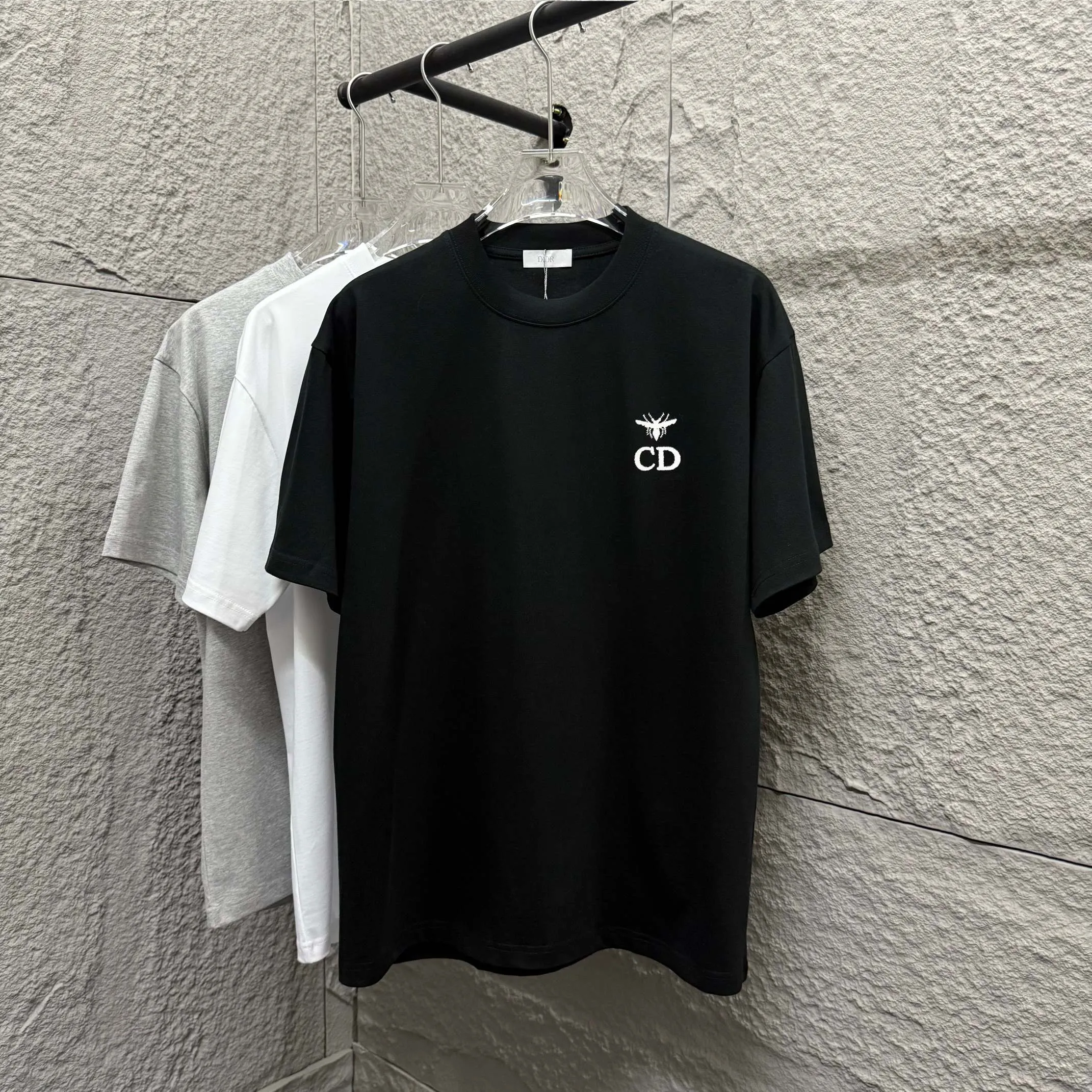🅿️180 Dio*Dior* 2025 spring and summer style Classic CD little bee embroidery personalized logo Customized double yarn plain cotton fabric Short-sleeved T-shirt Unisex Size: S (90-130 catties) M (120-150 catties) L (140-165 catties) XL (160-180 catties) XXL (180-210 catties) Color: black white