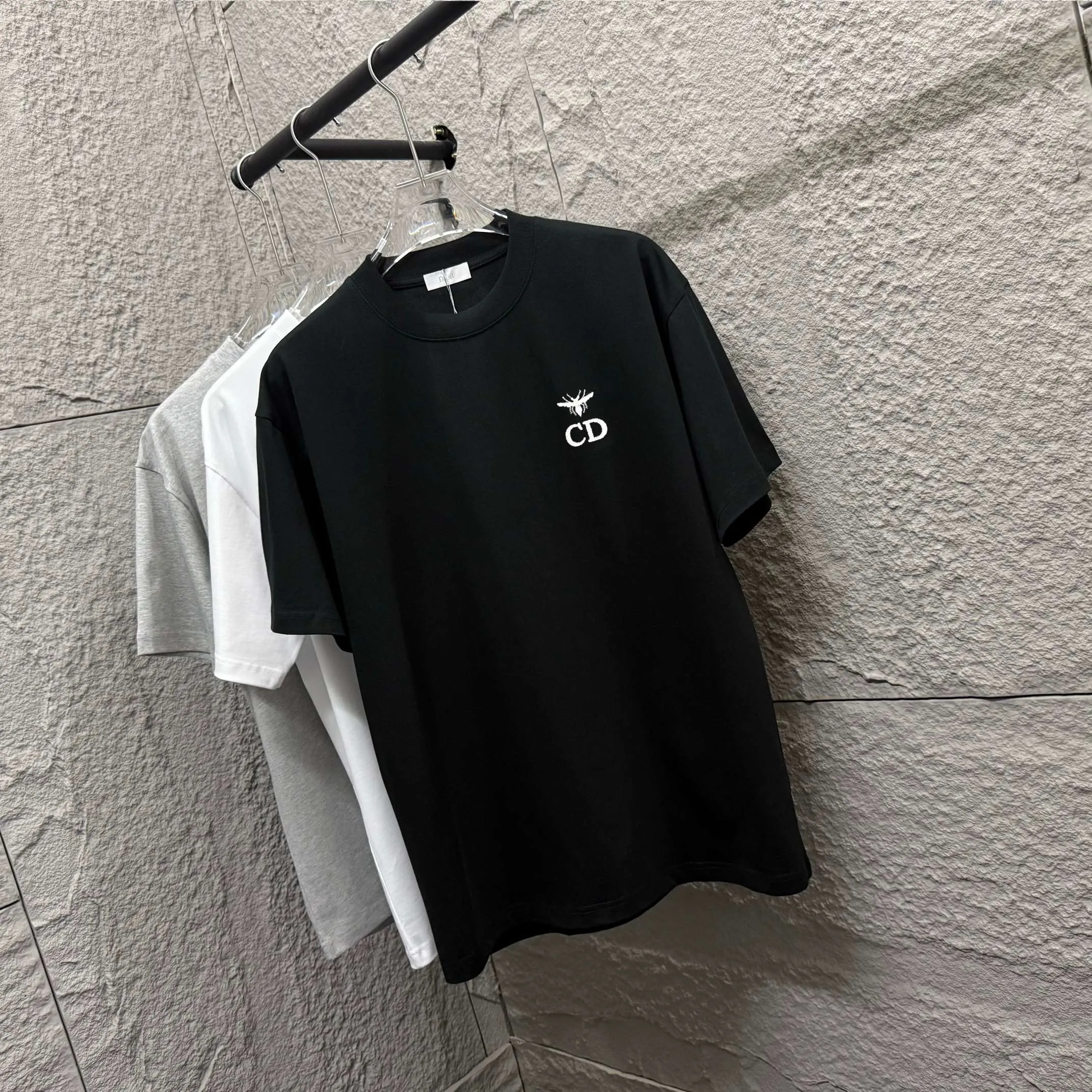 🅿️180 Dio*Dior* 2025 spring and summer style Classic CD little bee embroidery personalized logo Customized double yarn plain cotton fabric Short-sleeved T-shirt Unisex Size: S (90-130 catties) M (120-150 catties) L (140-165 catties) XL (160-180 catties) XXL (180-210 catties) Color: black white