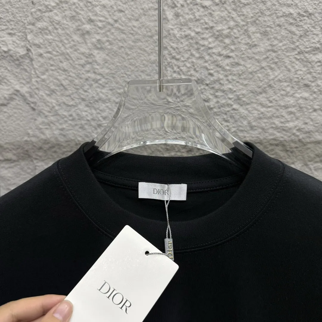 🅿️180 Dio*Dior* 2025 spring and summer style Classic CD little bee embroidery personalized logo Customized double yarn plain cotton fabric Short-sleeved T-shirt Unisex Size: S (90-130 catties) M (120-150 catties) L (140-165 catties) XL (160-180 catties) XXL (180-210 catties) Color: black white