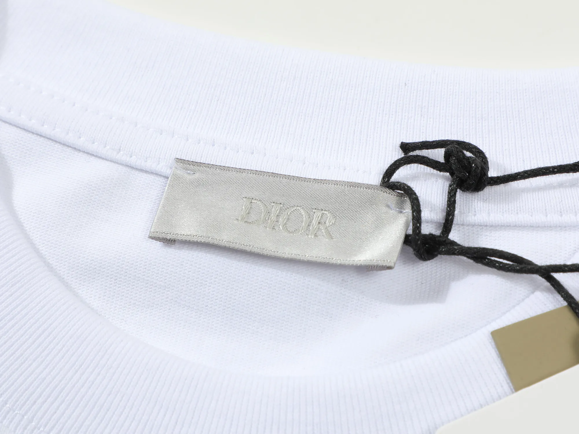 🅿️160 DIOR Dior new embroidered LOGO letters‼ ️Short-sleeved T-shirt® *Customized 280g cotton fabric, the fabric is soft, skin-friendly and comfortable *Laminated letter logo on the front *A very simple and elegant one that is unparalleled in terms of upper body comfort, interpreting your luxury and taste, and creating your fashionable charm. ⚠️Washing method: It is recommended to dry clean or wrap the reverse side in a laundry bag and machine wash it quickly in cold water and let it dry naturally! ⚠️ Unisex style 𝐂𝐎𝐋𝐎𝐔𝐑: White Black 𝐒𝐈𝐙𝐄: S-XL