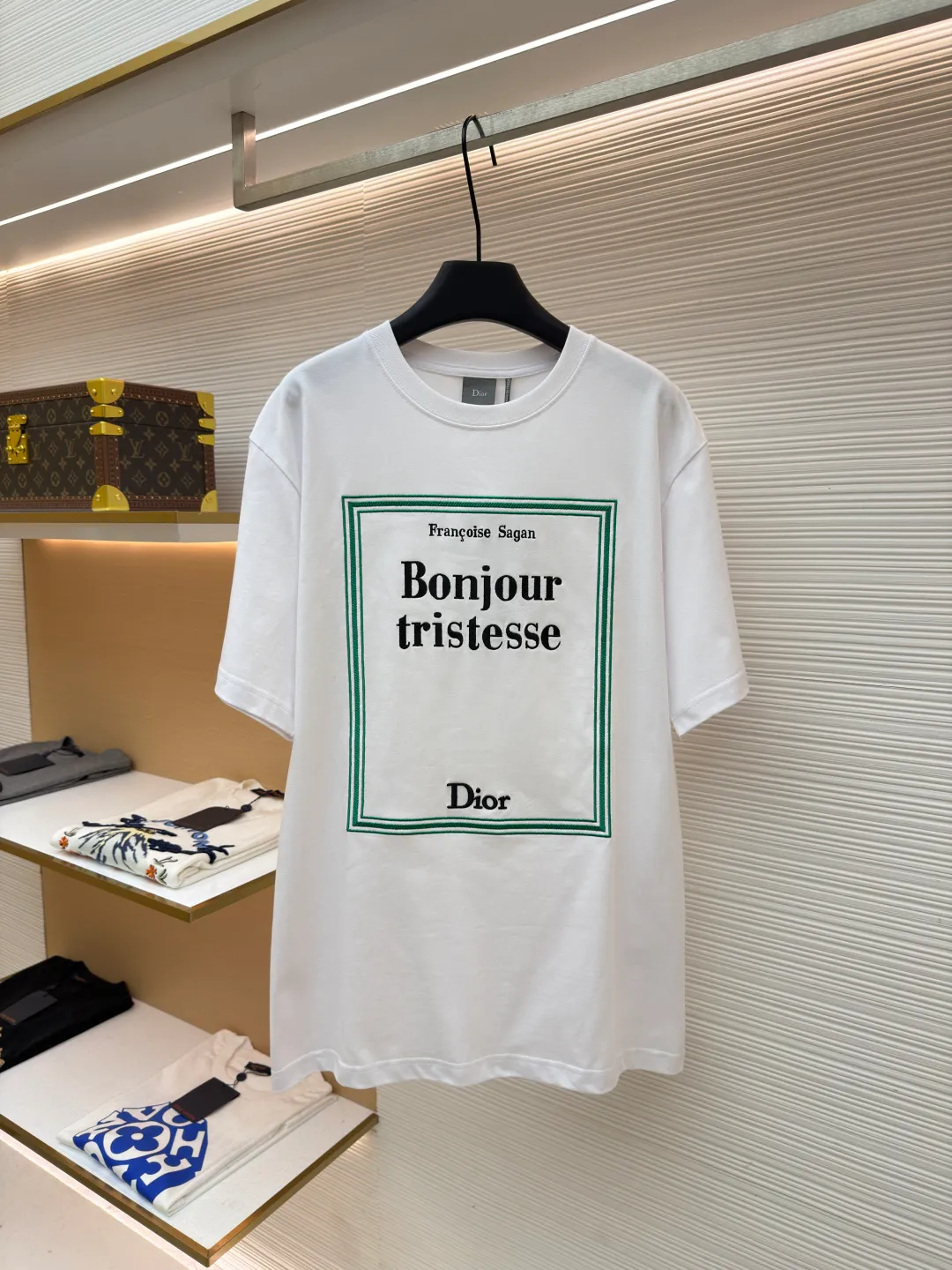 Dior green frame cover embroidered short sleeves ●Original version: purchased and developed by 13939 ●Item number: 1682525- ●Fabric: jersey fabric ●Technology: embroidery production ●Color: white ●Version: fitted version ●Weight: about 295 grams ●Size: XS-S-M-L ●Description: The main fabric is made of 15S fine cotton plain weave fabric, with a weight of 230g/㎡; the neckline is made of 32-count double yarn rib, with a high weight of 350g/㎡. The fabric is of medium thickness, providing good stiffness and bone texture to ensure a stable embroidery base. The 12-count yarn gives the fabric a moderate texture and casual texture. The high density and elasticity of ribbing provide vital neckline shaping and anti-deformation support for loose clothes, ensuring the integrity of the silhouette for long-term wear. The front pattern uses needle embroidery combined with three-dimensional embroidery technology to present the first edition cover of "Hello, Sorrow". The combination of the two highly restores the flat graphic details of the book cover, and emphasizes the core elements through a three-dimensional effect, transforming the two-dimensional cover into a three-dimensional depth and rich touch. The overall wiring is straight and delicate, the fabric is comfortable and soft, and the color is consistent without color difference. It can be matched with the same style to create a fashionable look and control various occasions. Customized accessories, complete with three standards, same style for men and women!