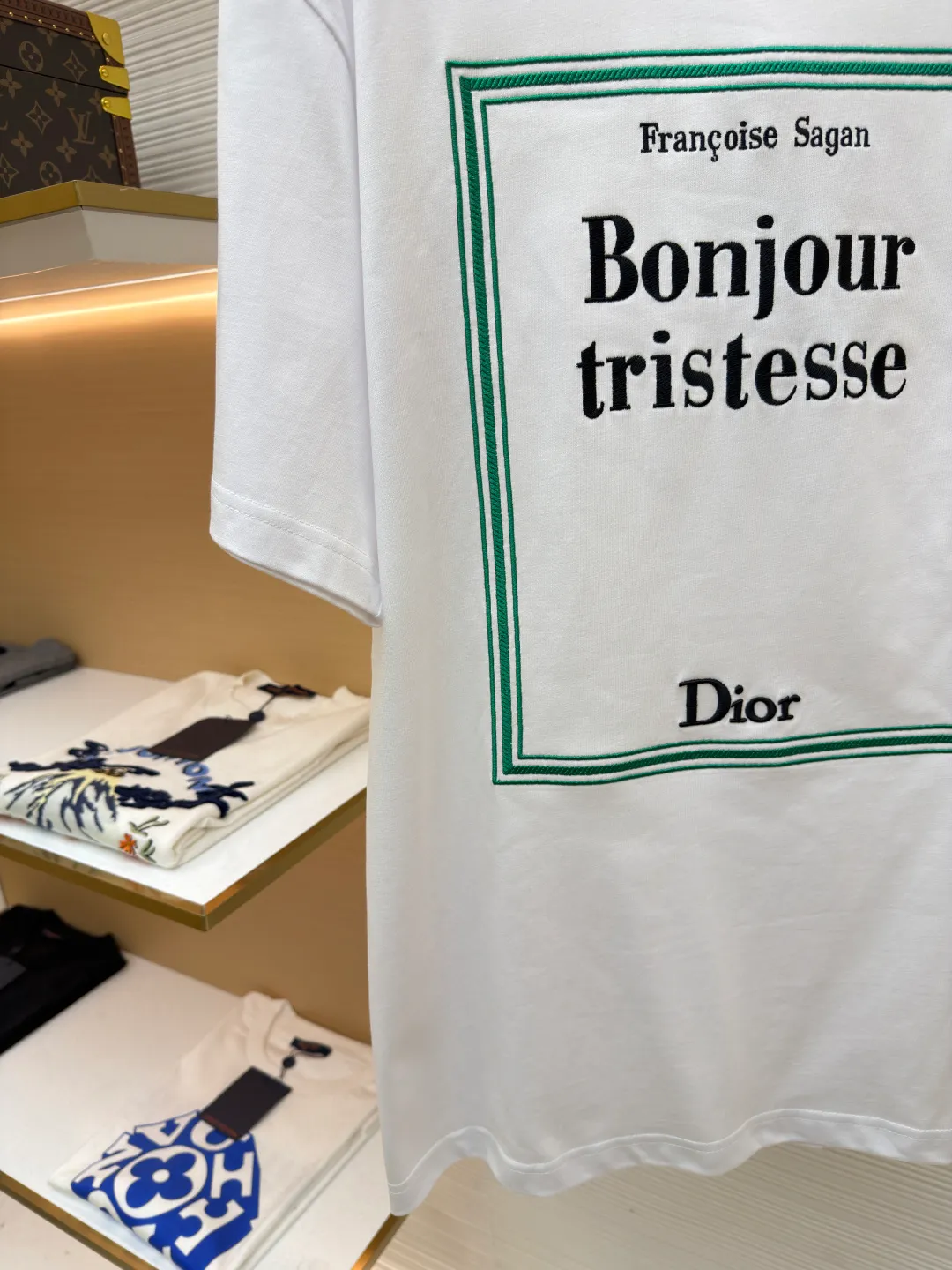 Dior green frame cover embroidered short sleeves ●Original version: purchased and developed by 13939 ●Item number: 1682525- ●Fabric: jersey fabric ●Technology: embroidery production ●Color: white ●Version: fitted version ●Weight: about 295 grams ●Size: XS-S-M-L ●Description: The main fabric is made of 15S fine cotton plain weave fabric, with a weight of 230g/㎡; the neckline is made of 32-count double yarn rib, with a high weight of 350g/㎡. The fabric is of medium thickness, providing good stiffness and bone texture to ensure a stable embroidery base. The 12-count yarn gives the fabric a moderate texture and casual texture. The high density and elasticity of ribbing provide vital neckline shaping and anti-deformation support for loose clothes, ensuring the integrity of the silhouette for long-term wear. The front pattern uses needle embroidery combined with three-dimensional embroidery technology to present the first edition cover of "Hello, Sorrow". The combination of the two highly restores the flat graphic details of the book cover, and emphasizes the core elements through a three-dimensional effect, transforming the two-dimensional cover into a three-dimensional depth and rich touch. The overall wiring is straight and delicate, the fabric is comfortable and soft, and the color is consistent without color difference. It can be matched with the same style to create a fashionable look and control various occasions. Customized accessories, complete with three standards, same style for men and women!