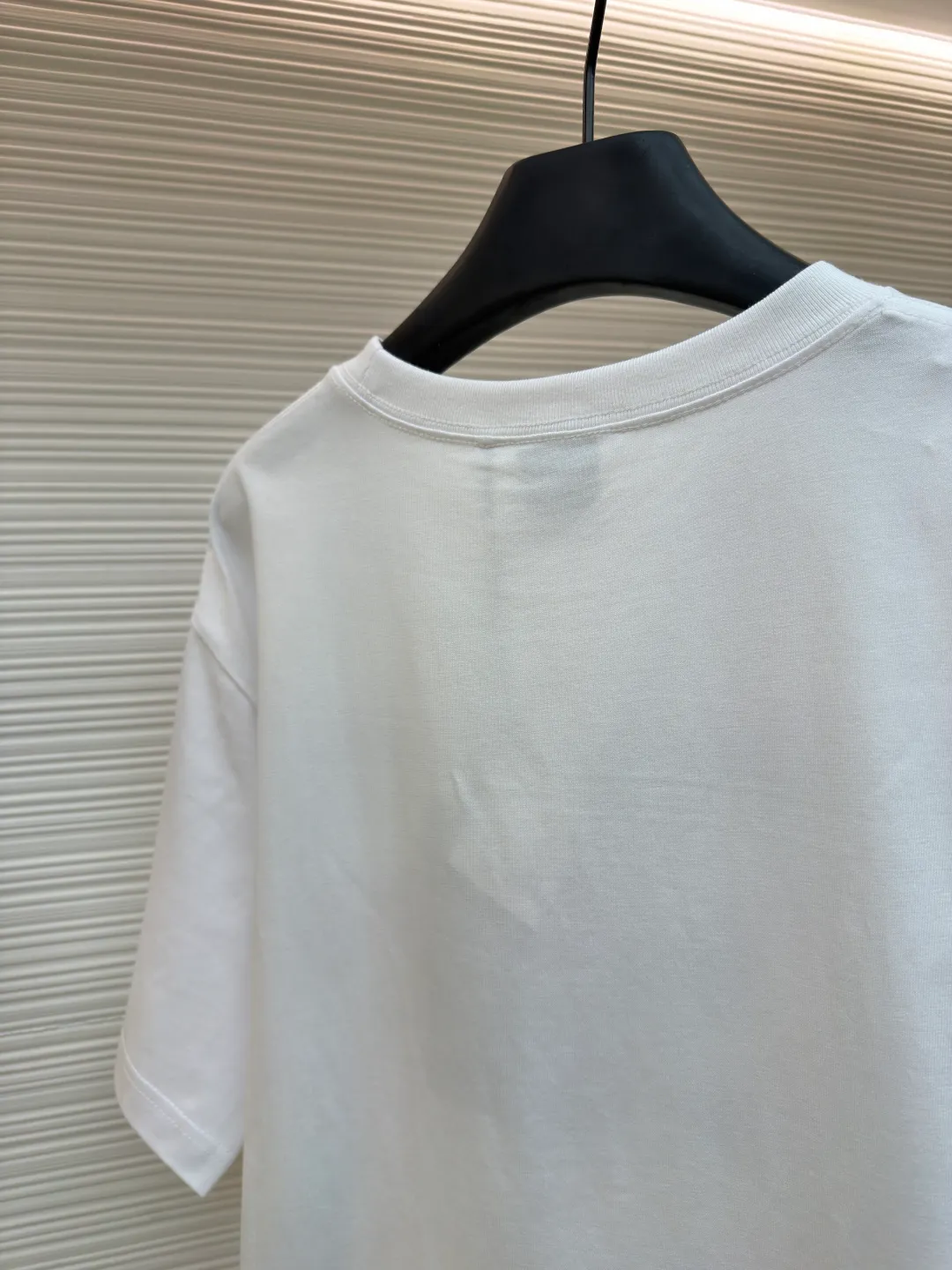 Dior green frame cover embroidered short sleeves ●Original version: purchased and developed by 13939 ●Item number: 1682525- ●Fabric: jersey fabric ●Technology: embroidery production ●Color: white ●Version: fitted version ●Weight: about 295 grams ●Size: XS-S-M-L ●Description: The main fabric is made of 15S fine cotton plain weave fabric, with a weight of 230g/㎡; the neckline is made of 32-count double yarn rib, with a high weight of 350g/㎡. The fabric is of medium thickness, providing good stiffness and bone texture to ensure a stable embroidery base. The 12-count yarn gives the fabric a moderate texture and casual texture. The high density and elasticity of ribbing provide vital neckline shaping and anti-deformation support for loose clothes, ensuring the integrity of the silhouette for long-term wear. The front pattern uses needle embroidery combined with three-dimensional embroidery technology to present the first edition cover of "Hello, Sorrow". The combination of the two highly restores the flat graphic details of the book cover, and emphasizes the core elements through a three-dimensional effect, transforming the two-dimensional cover into a three-dimensional depth and rich touch. The overall wiring is straight and delicate, the fabric is comfortable and soft, and the color is consistent without color difference. It can be matched with the same style to create a fashionable look and control various occasions. Customized accessories, complete with three standards, same style for men and women!