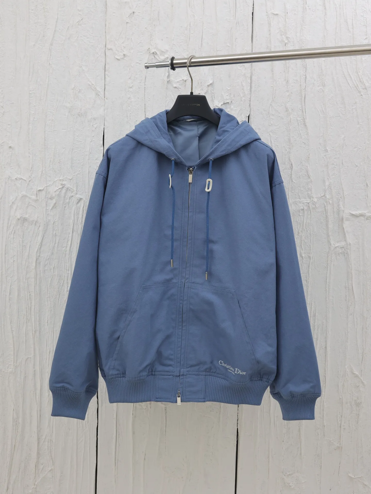 🅿️660 Dio*/Dior 25SS new spring and summer cotton hooded long-sleeved jacket. Made of customized bright blue washed cotton fabric, the front hem is decorated with tonal brand embroidery, and the back echoes the large letter embroidery. Zipper fly closure, ribbed knitted sleeve hem. Casual style. Not picky. Classic fit. Size: 46/48/50/52