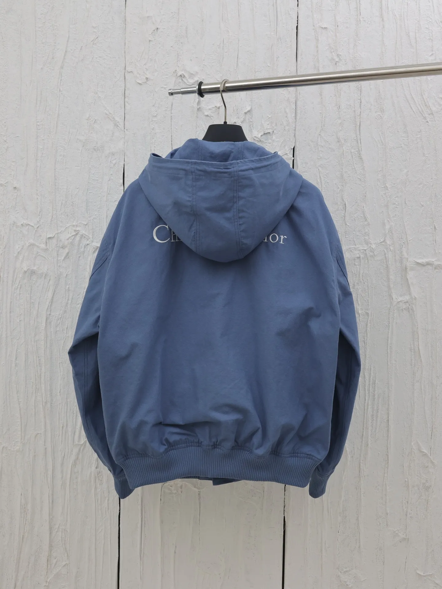 🅿️660 Dio*/Dior 25SS new spring and summer cotton hooded long-sleeved jacket. Made of customized bright blue washed cotton fabric, the front hem is decorated with tonal brand embroidery, and the back echoes the large letter embroidery. Zipper fly closure, ribbed knitted sleeve hem. Casual style. Not picky. Classic fit. Size: 46/48/50/52
