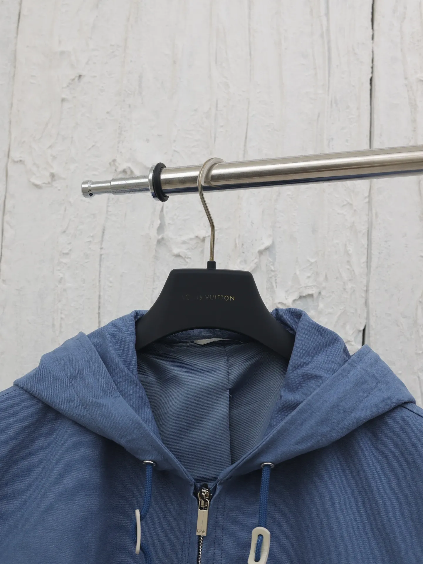🅿️660 Dio*/Dior 25SS new spring and summer cotton hooded long-sleeved jacket. Made of customized bright blue washed cotton fabric, the front hem is decorated with tonal brand embroidery, and the back echoes the large letter embroidery. Zipper fly closure, ribbed knitted sleeve hem. Casual style. Not picky. Classic fit. Size: 46/48/50/52