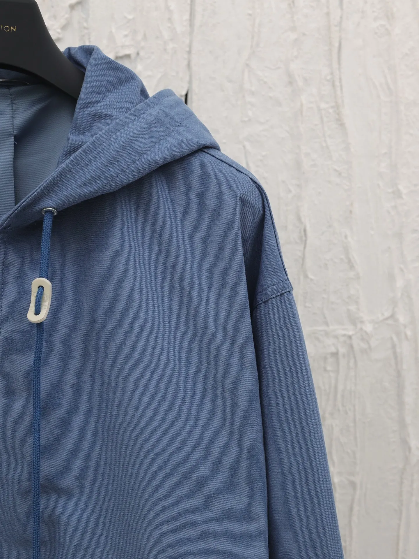 🅿️660 Dio*/Dior 25SS new spring and summer cotton hooded long-sleeved jacket. Made of customized bright blue washed cotton fabric, the front hem is decorated with tonal brand embroidery, and the back echoes the large letter embroidery. Zipper fly closure, ribbed knitted sleeve hem. Casual style. Not picky. Classic fit. Size: 46/48/50/52