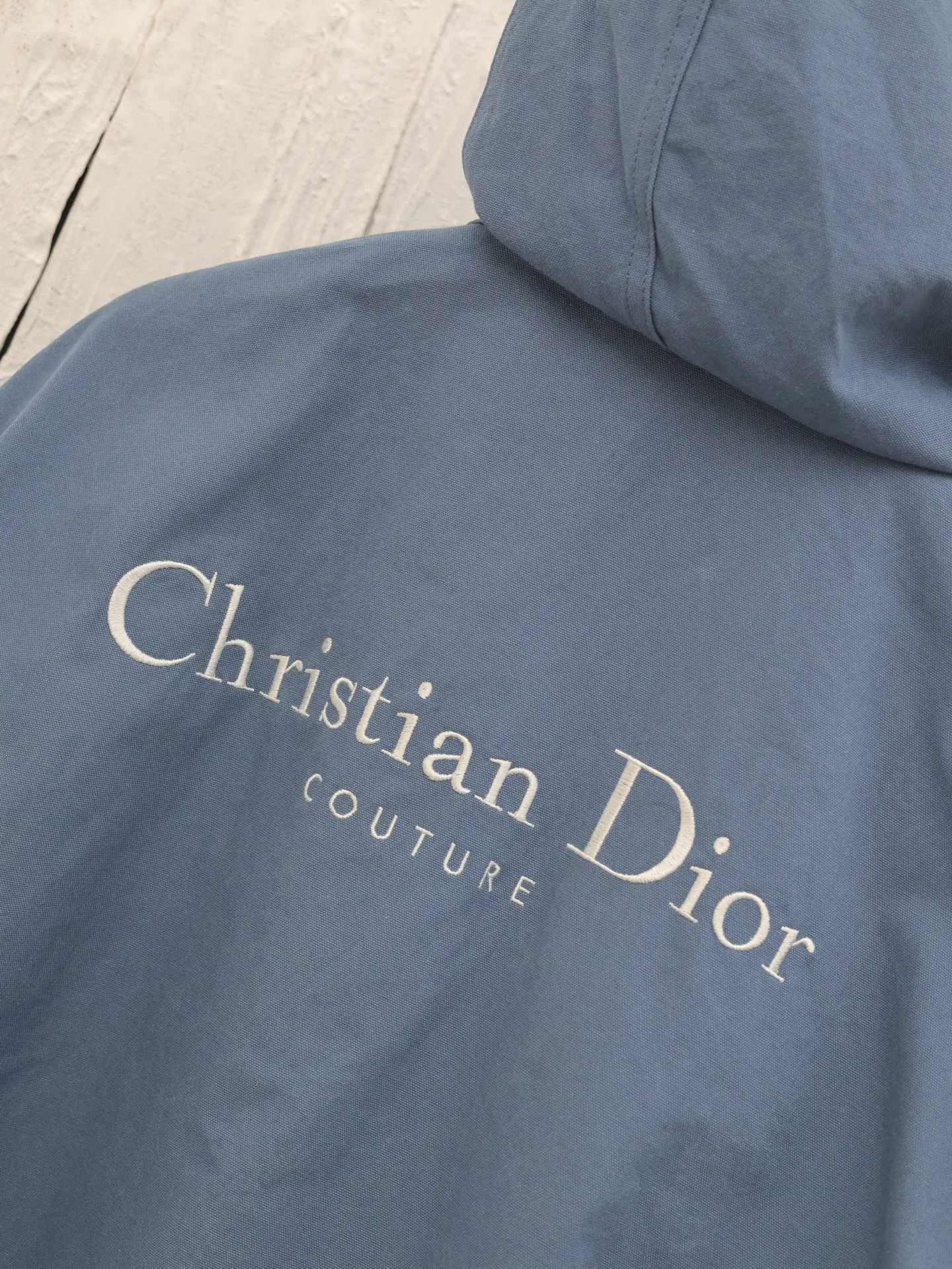 🅿️660 Dio*/Dior 25SS new spring and summer cotton hooded long-sleeved jacket. Made of customized bright blue washed cotton fabric, the front hem is decorated with tonal brand embroidery, and the back echoes the large letter embroidery. Zipper fly closure, ribbed knitted sleeve hem. Casual style. Not picky. Classic fit. Size: 46/48/50/52
