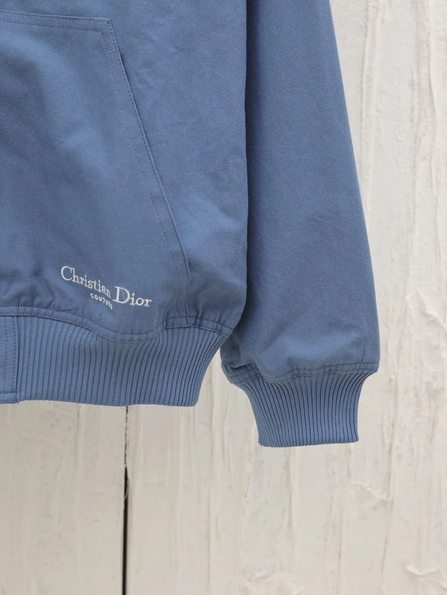 🅿️660 Dio*/Dior 25SS new spring and summer cotton hooded long-sleeved jacket. Made of customized bright blue washed cotton fabric, the front hem is decorated with tonal brand embroidery, and the back echoes the large letter embroidery. Zipper fly closure, ribbed knitted sleeve hem. Casual style. Not picky. Classic fit. Size: 46/48/50/52