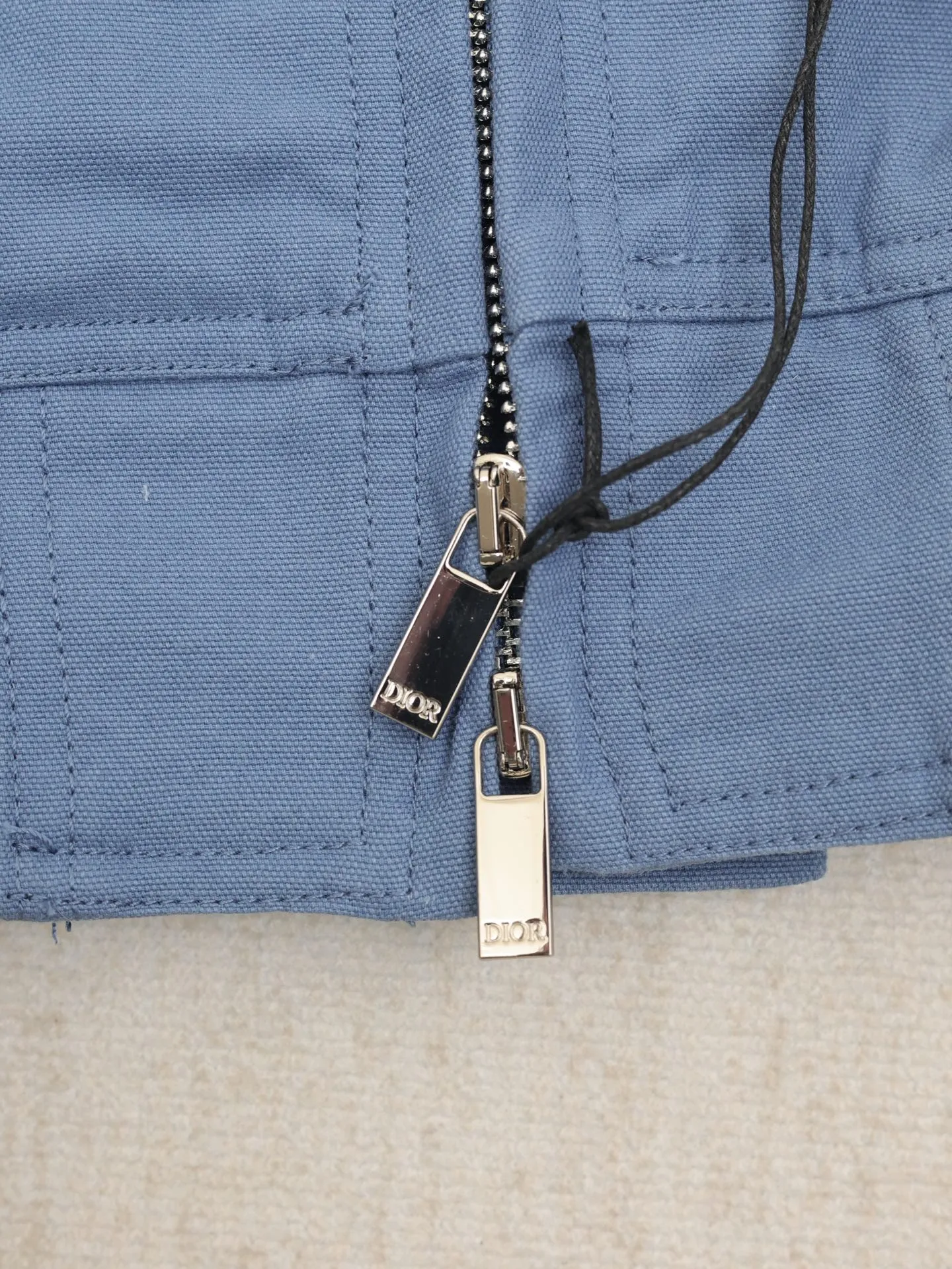 🅿️660 Dio*/Dior 25SS new spring and summer cotton hooded long-sleeved jacket. Made of customized bright blue washed cotton fabric, the front hem is decorated with tonal brand embroidery, and the back echoes the large letter embroidery. Zipper fly closure, ribbed knitted sleeve hem. Casual style. Not picky. Classic fit. Size: 46/48/50/52
