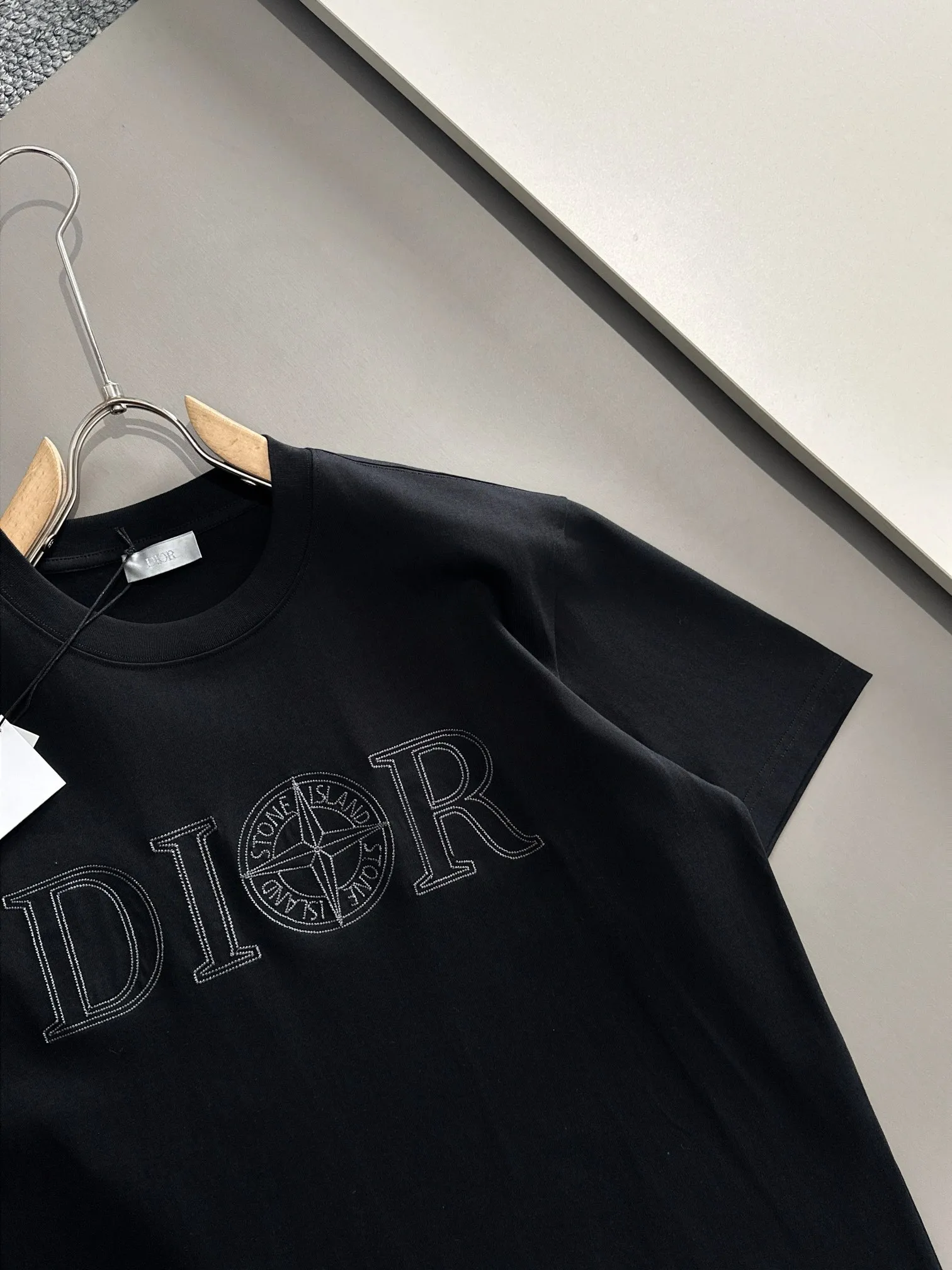 🅿️170 (arrives the next day) DIOR Dior co-branded Stone Island 2025 new heavy industry embroidered letter logo, same style for men and women, short-sleeved T-shirt ·Customized 260g 100% double yarn pure cotton fabric ·Imported Tajima machine embroidery technology ·Custom dyed 32 double-strand threads ·Collar label and hangtag main mark and three labels complete Color: black Size: XS S M L