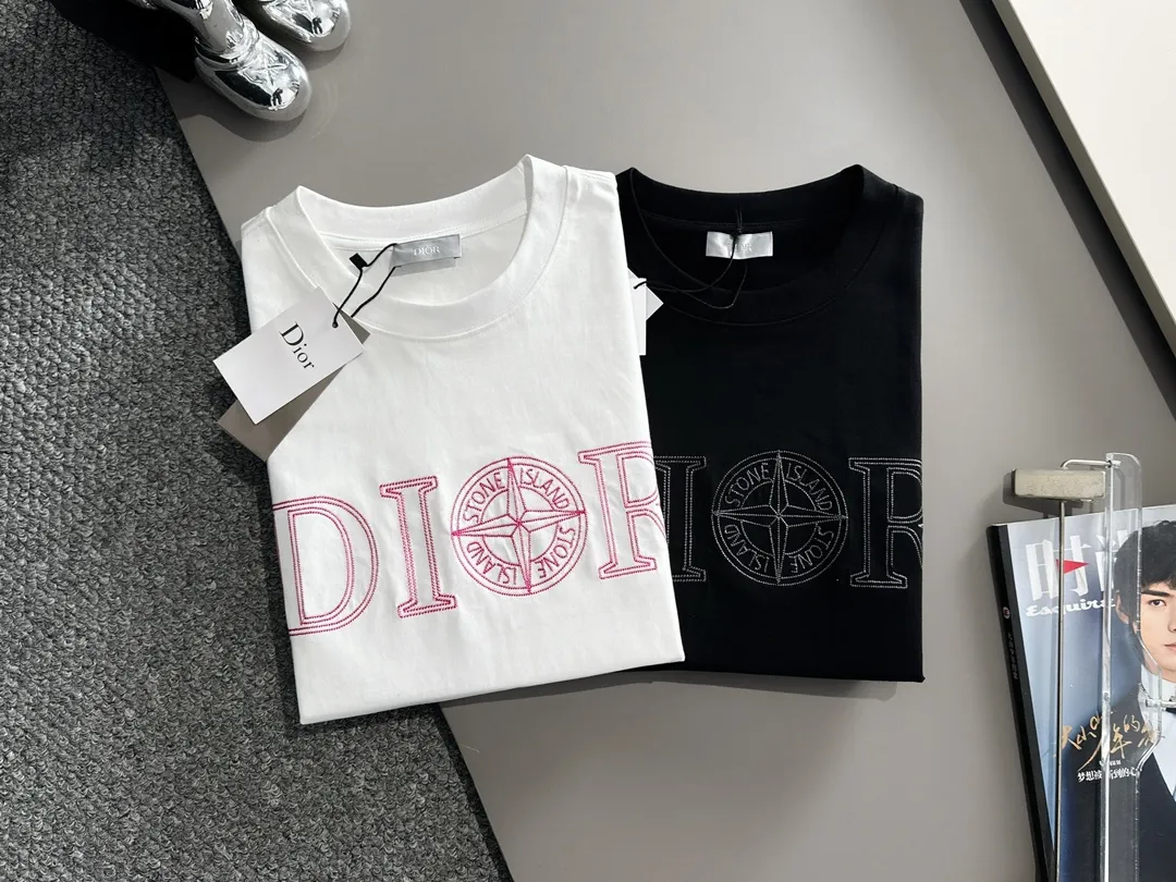 🅿️170 (arrives the next day) DIOR Dior co-branded Stone Island 2025 new heavy industry embroidered letter logo, same style for men and women, short-sleeved T-shirt ·Customized 260g 100% double yarn pure cotton fabric ·Imported Tajima machine embroidery technology ·Custom dyed 32 double-strand threads ·Collar label and hangtag main mark and three labels complete Color: black Size: XS S M L