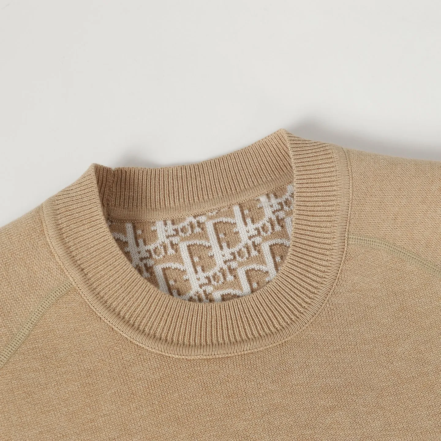🅿️520 DIOR/Dior 25FW presbyopic reversible cashmere crew neck sweater. The fabric is made of top-quality cashmere yarn. The new autumn and winter Oblique jacquard knitted cashmere sweater adopts a reversible design and is made of high-quality cashmere material. After fine weaving process, it presents a soft and comfortable touch and excellent thermal insulation performance. The iconic Oblique jacquard pattern is perfectly presented through precision knitting technology. It can be worn on both sides, showing different style charms. The round neck design is simple and elegant, suitable for various matching occasions. Exquisite knitting technology ensures that the clothes are not easily deformed and remain crisp and long-lasting. The double-sided design concept reflects DIOR's perfect balance of practicality and fashion. Each sweater undergoes strict quality inspection to ensure that the quality meets the brand's consistently high standards. This knitted item combines warmth and style, making it an exquisite addition to your autumn and winter wardrobe. Size:S/M/L