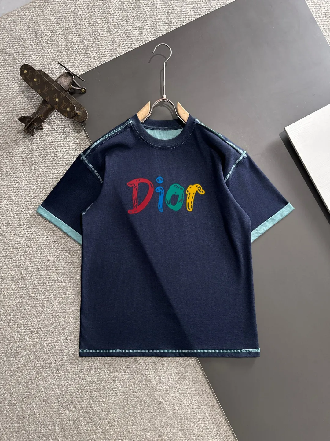 🅿️270 Shipped next day Dior 2025 summer new style (top quality, differentiated currency) The launch of short-sleeved special fabrics Summer catwalk style Exclusive style for men and women Made of imported custom dyed fabric Back neck chain bottom full shoulder bag No deformation or shrinkage when exposed to water SIZE: M to 3XL