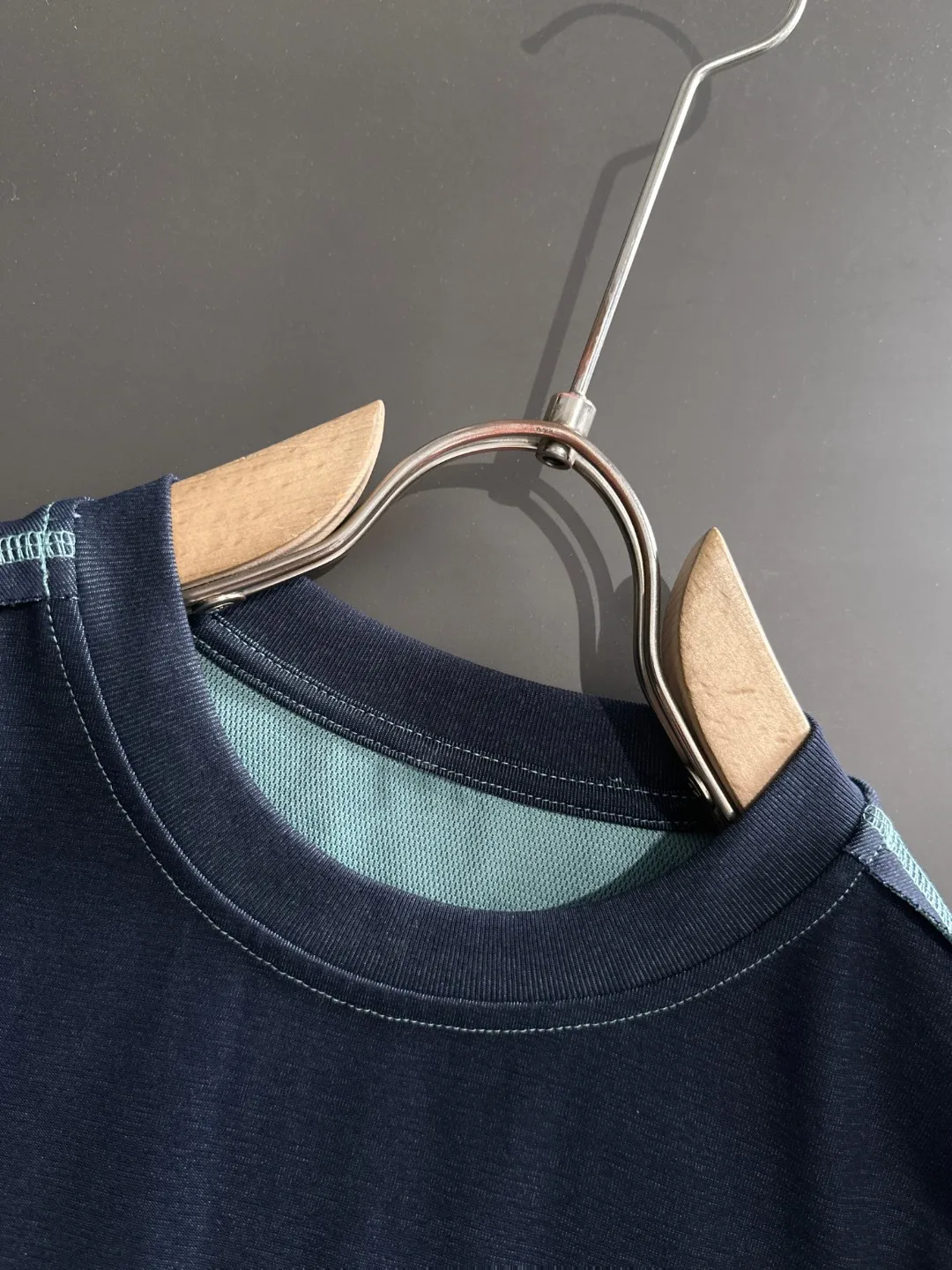🅿️270 Shipped next day Dior 2025 summer new style (top quality, differentiated currency) The launch of short-sleeved special fabrics Summer catwalk style Exclusive style for men and women Made of imported custom dyed fabric Back neck chain bottom full shoulder bag No deformation or shrinkage when exposed to water SIZE: M to 3XL