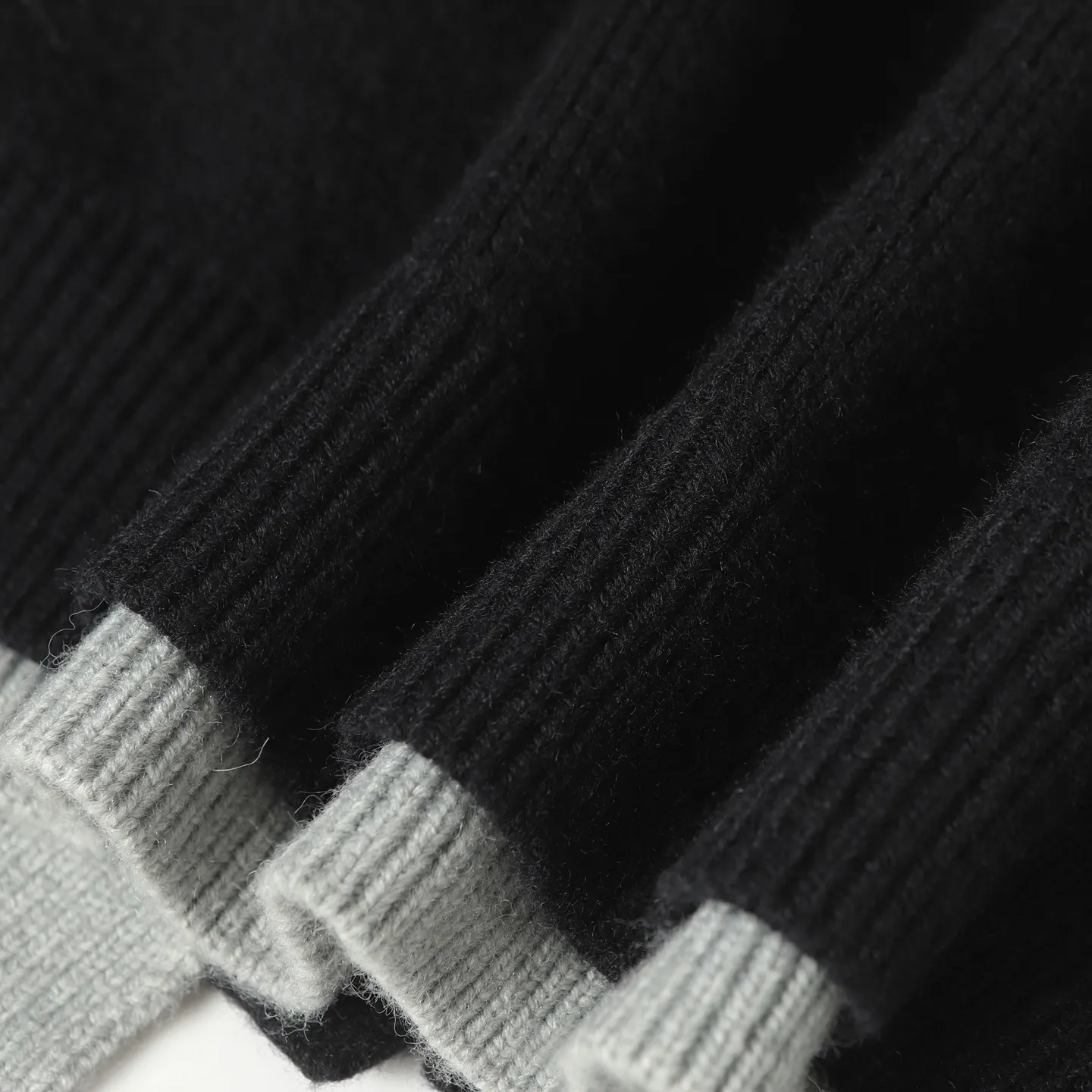 🅿️430 [Top quality] CD/Dior letter logo embroidered crew neck sweater. The fabric is made of 55% merino wool fabric, 35% cotton yarn and 10% polyester. This fabric has high thermal insulation effect and upper body comfort. The embroidery uses 3D three-dimensional embroidery, and the chest is embellished with the DDIOR embroidery logo. Garment washing water removes impurities and lint smell, while effectively fixing the pattern and adding hand feel. Dior Couture logo embroidery on the chest enhances style. Wear it with jeans and sneakers for a sophisticated yet casual modern look. Size:S/M/L/XL