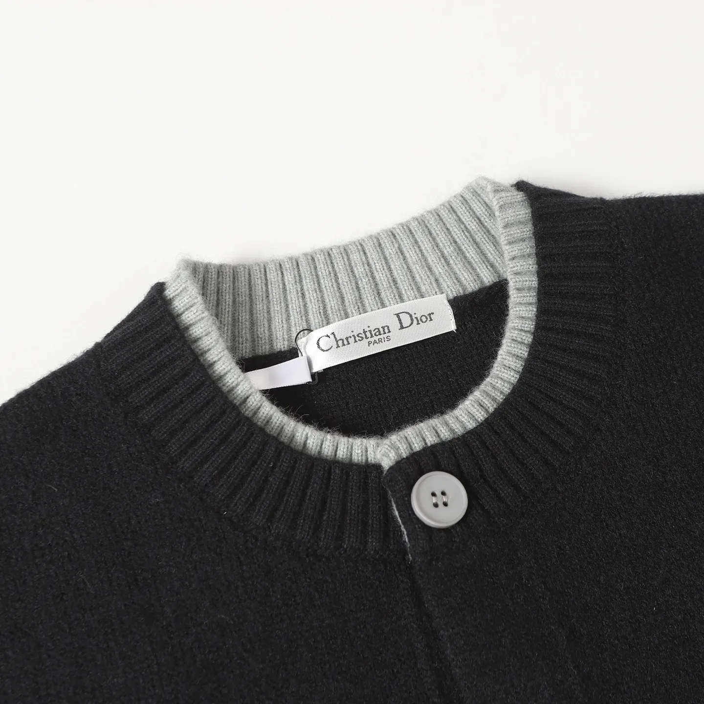 🅿️430 [Top quality] CD/Dior letter logo embroidered crew neck sweater. The fabric is made of 55% merino wool fabric, 35% cotton yarn and 10% polyester. This fabric has high thermal insulation effect and upper body comfort. The embroidery uses 3D three-dimensional embroidery, and the chest is embellished with the DDIOR embroidery logo. Garment washing water removes impurities and lint smell, while effectively fixing the pattern and adding hand feel. Dior Couture logo embroidery on the chest enhances style. Wear it with jeans and sneakers for a sophisticated yet casual modern look. Size:S/M/L/XL
