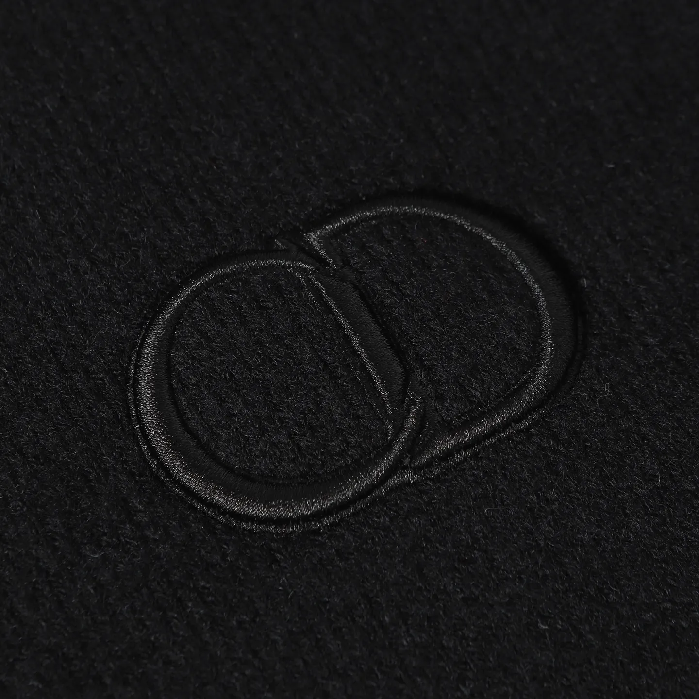 🅿️430 [Top quality] CD/Dior letter logo embroidered crew neck sweater. The fabric is made of 55% merino wool fabric, 35% cotton yarn and 10% polyester. This fabric has high thermal insulation effect and upper body comfort. The embroidery uses 3D three-dimensional embroidery, and the chest is embellished with the DDIOR embroidery logo. Garment washing water removes impurities and lint smell, while effectively fixing the pattern and adding hand feel. Dior Couture logo embroidery on the chest enhances style. Wear it with jeans and sneakers for a sophisticated yet casual modern look. Size:S/M/L/XL