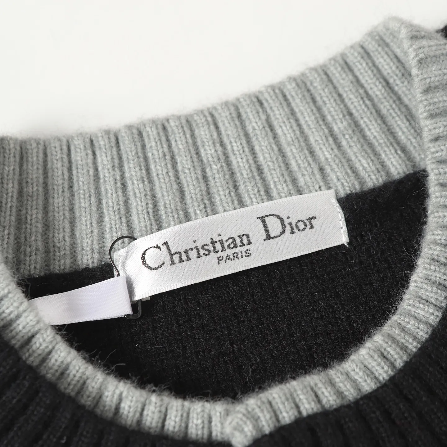 🅿️430 [Top quality] CD/Dior letter logo embroidered crew neck sweater. The fabric is made of 55% merino wool fabric, 35% cotton yarn and 10% polyester. This fabric has high thermal insulation effect and upper body comfort. The embroidery uses 3D three-dimensional embroidery, and the chest is embellished with the DDIOR embroidery logo. Garment washing water removes impurities and lint smell, while effectively fixing the pattern and adding hand feel. Dior Couture logo embroidery on the chest enhances style. Wear it with jeans and sneakers for a sophisticated yet casual modern look. Size:S/M/L/XL