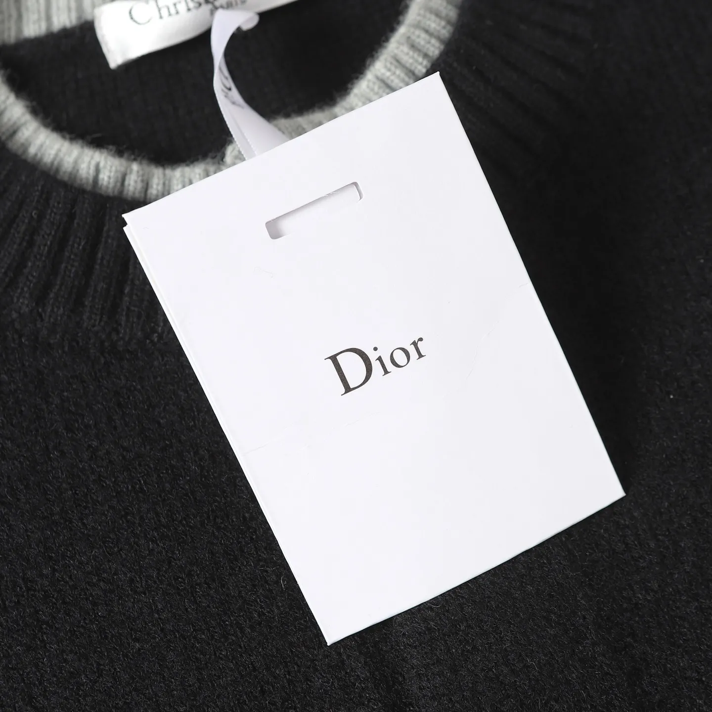 🅿️430 [Top quality] CD/Dior letter logo embroidered crew neck sweater. The fabric is made of 55% merino wool fabric, 35% cotton yarn and 10% polyester. This fabric has high thermal insulation effect and upper body comfort. The embroidery uses 3D three-dimensional embroidery, and the chest is embellished with the DDIOR embroidery logo. Garment washing water removes impurities and lint smell, while effectively fixing the pattern and adding hand feel. Dior Couture logo embroidery on the chest enhances style. Wear it with jeans and sneakers for a sophisticated yet casual modern look. Size:S/M/L/XL